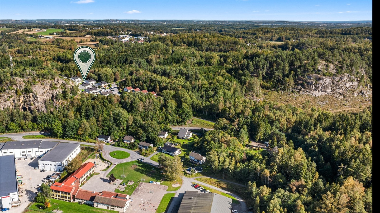 Her er det gangavstand til Hedrum barneskole, som kun ligger en kort spasertur unna. Det er opparbeidet gang - og sykkelsti fra boligområdet ned til skolen, slik at de minste får en trygg og god skolevei. Galleribilde