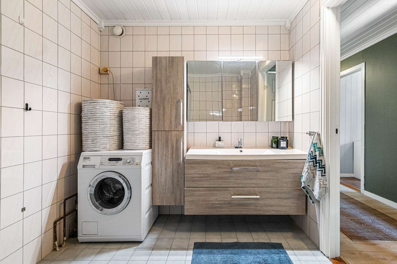 Badet er romslig, med fliser på gulv og vegger. Det er varmekabler i gulvet. Galleribilde