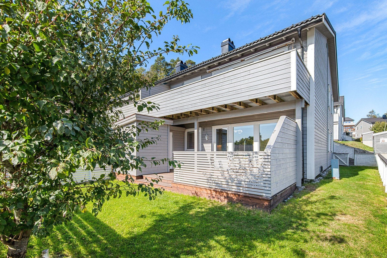 Denne leiligheten disponerer en naturlig tilliggende del av sameiets felles tomt. Utearealer som ligger flott til mot syd, består av en pent opparbeidet hage og flott terrasse. Galleribilde