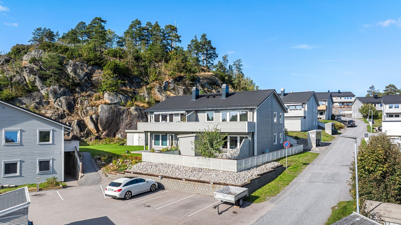 Sameiets tomt er pent opparbeidet med asfalterte kjøre- og gangveier på området. Det medfølger egen parkeringsplass til leiligheten. Ellers gjesteparkering på sameiets tomt. Området er pent, velholdt og har noe naturlig beplantning. Galleribilde