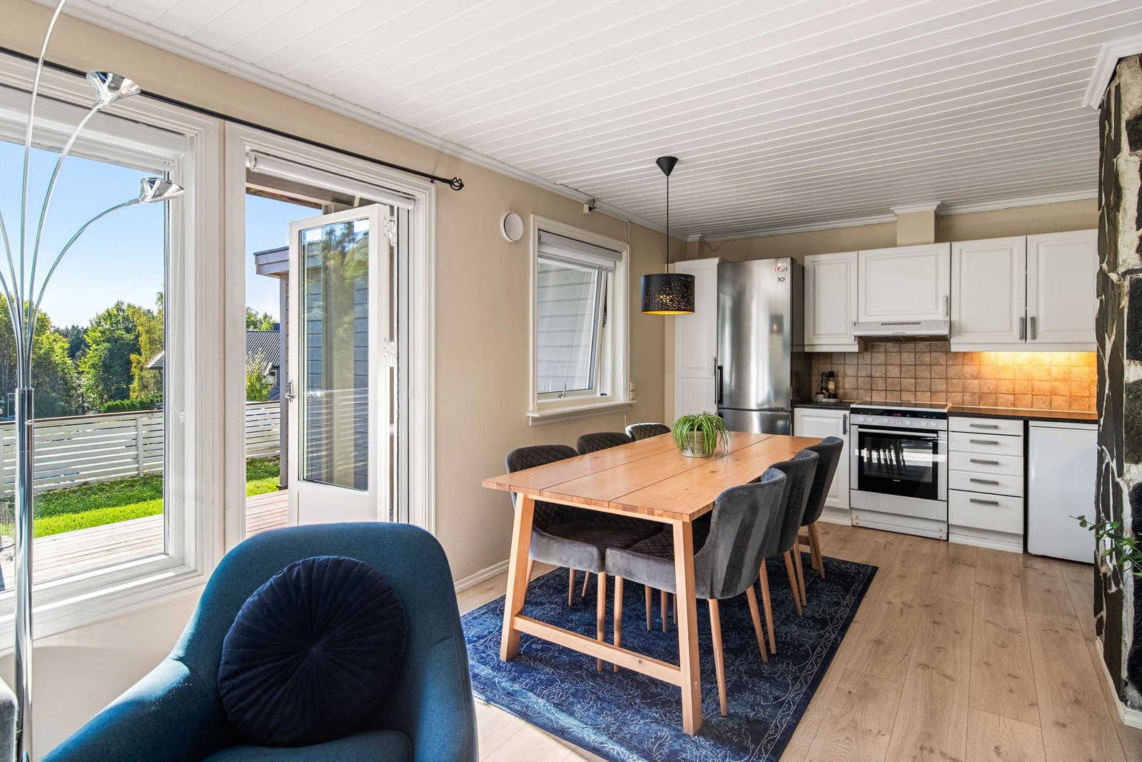 Overflatene er malt i moderne og tidsriktige farger. Gulvene har for det meste laminat og fliser. Stuen er romslig, med store vindusflater og utgang til solrik terrasse mot sør, på ca. 19 kvm. Galleribilde