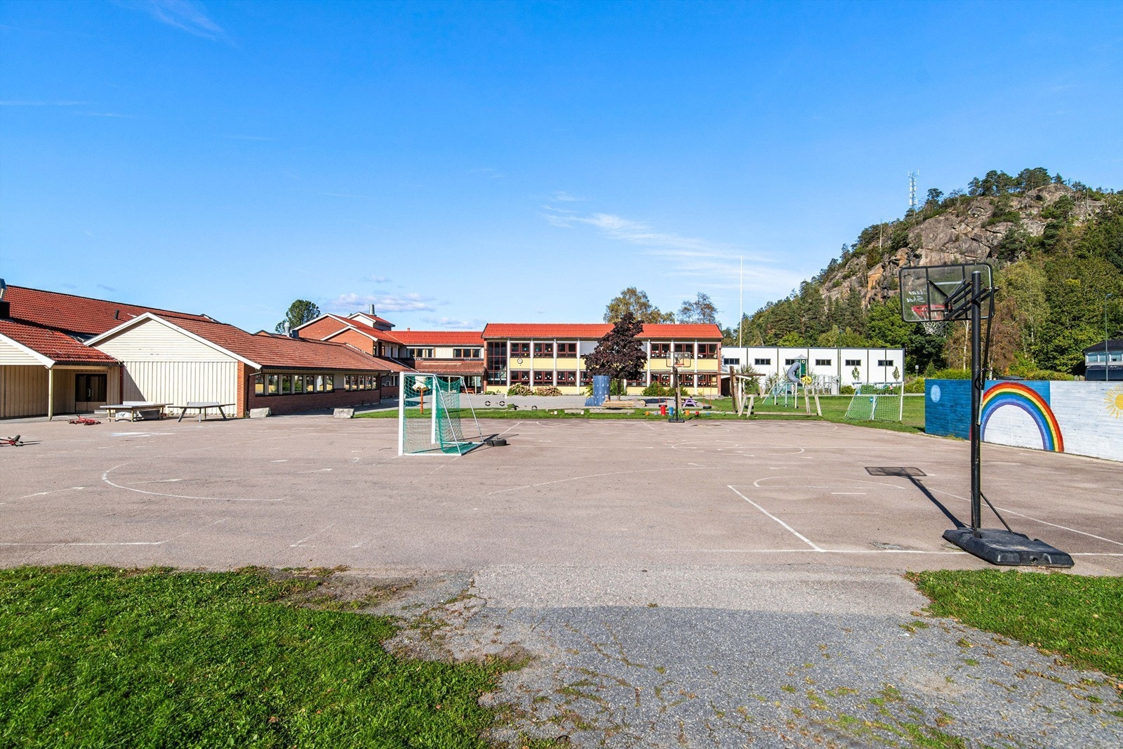 Hedrum barneskole ligger kun 250 meter unna leiligheten (i luft linje). Galleribilde