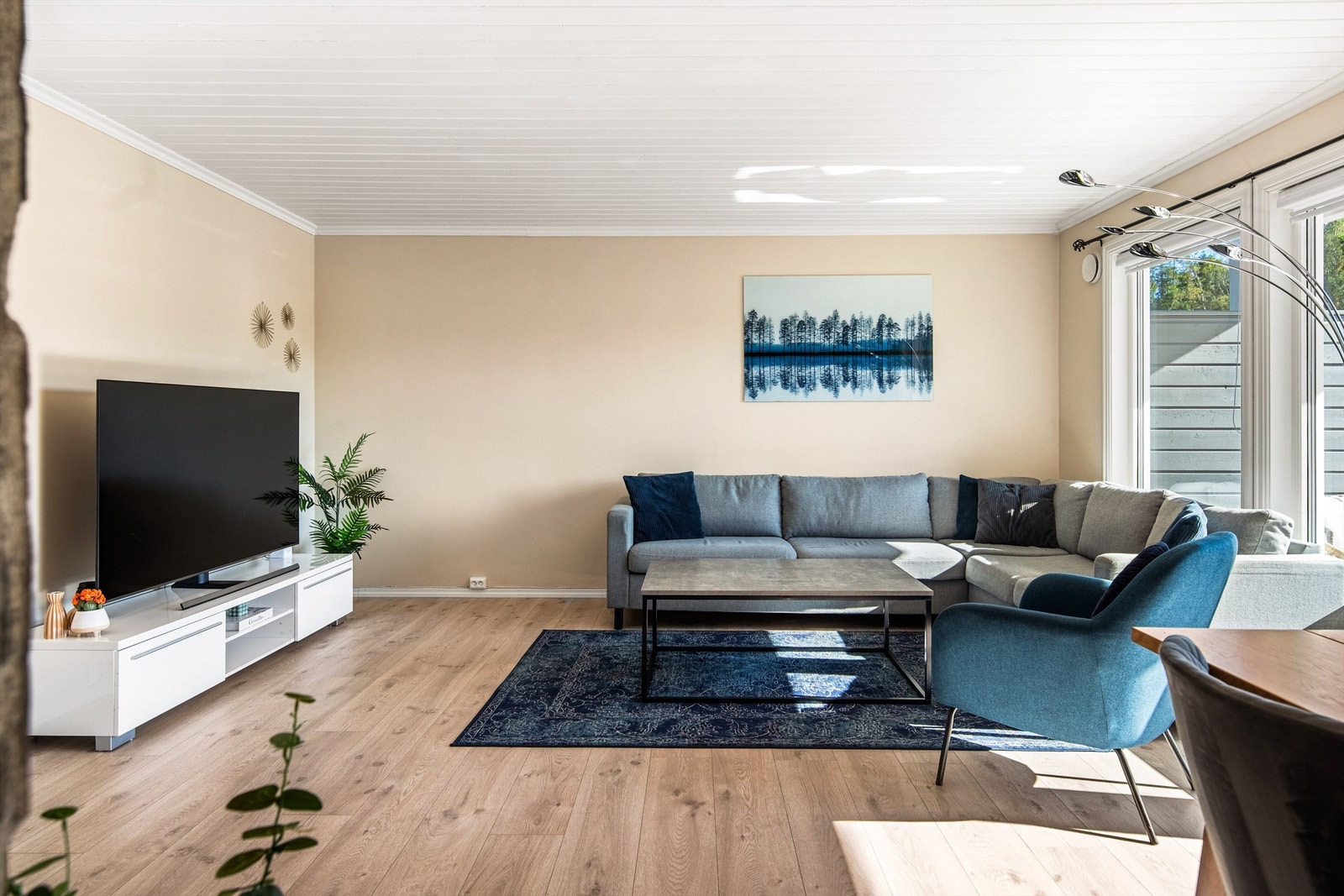 Det ble lagt nytt gulv i stue, kjøkken og på ett soverom i 2020. Galleribilde