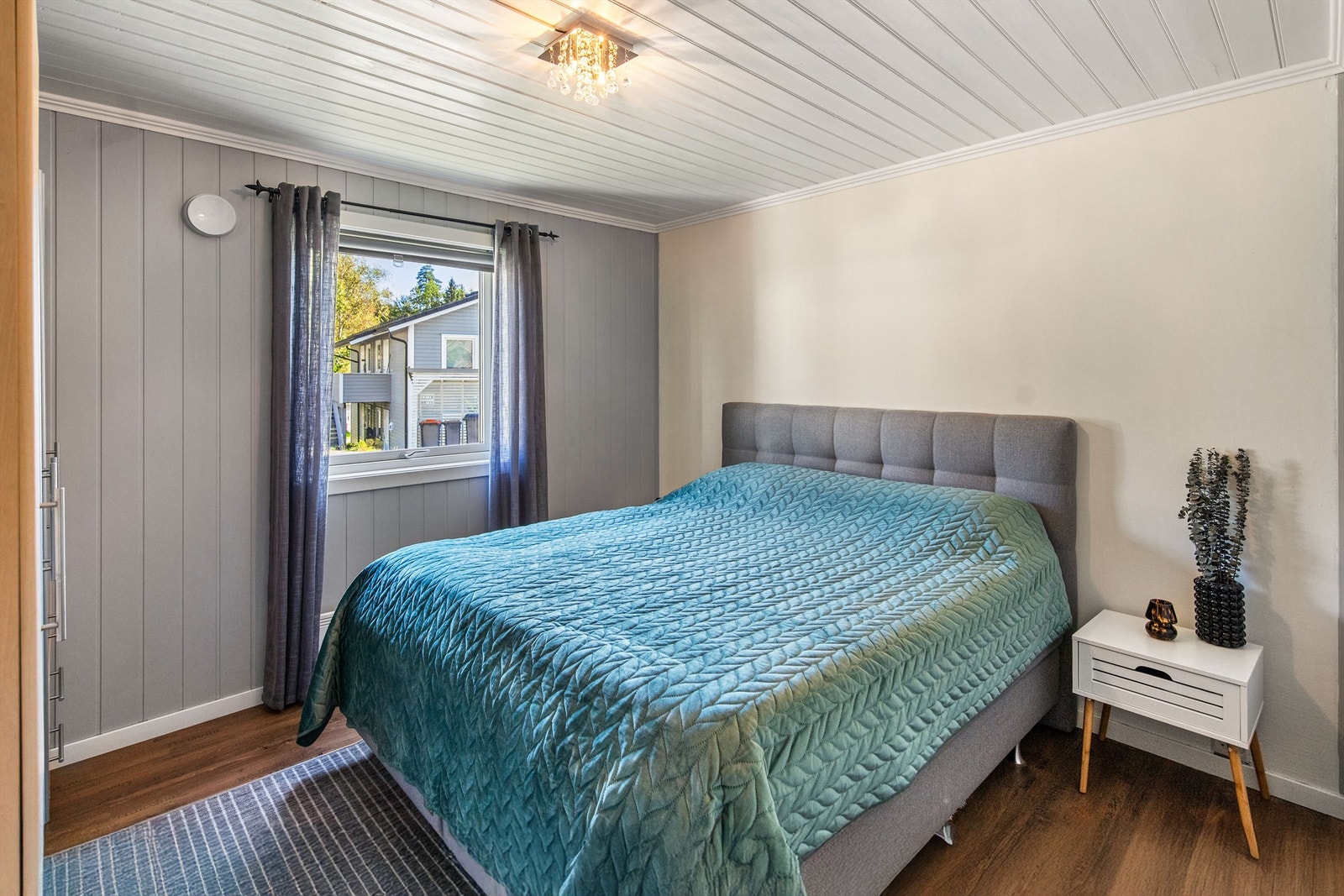 Lyst og romslig hovedsoverom. Galleribilde