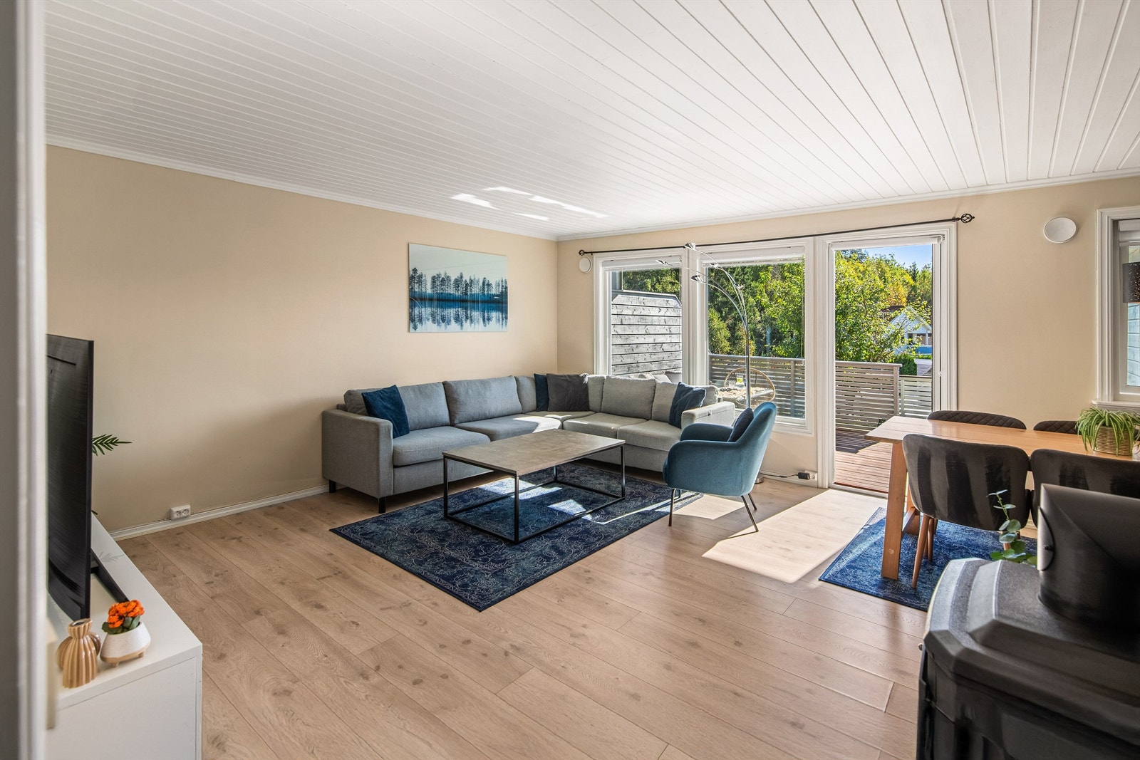 Overflatene er malt i moderne og tidsriktige farger. Gulvene har for det meste laminat og fliser. Stuen er romslig, med store vindusflater og utgang til solrik terrasse mot sør, på ca. 19 kvm. Galleribilde