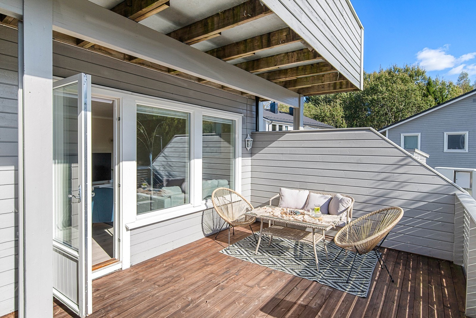 Terrassen er på ca. 19 kvm og er delvis overbygget, så du sitter både skjermet og lunt til. Galleribilde