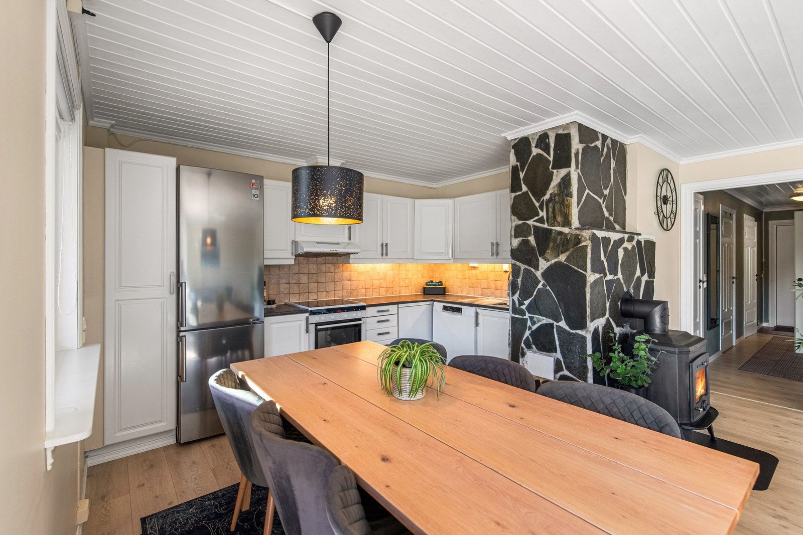 Kjøkkenet ligger i åpen løsning mot stuen og har rikelig med plass til stort spisebord. Galleribilde