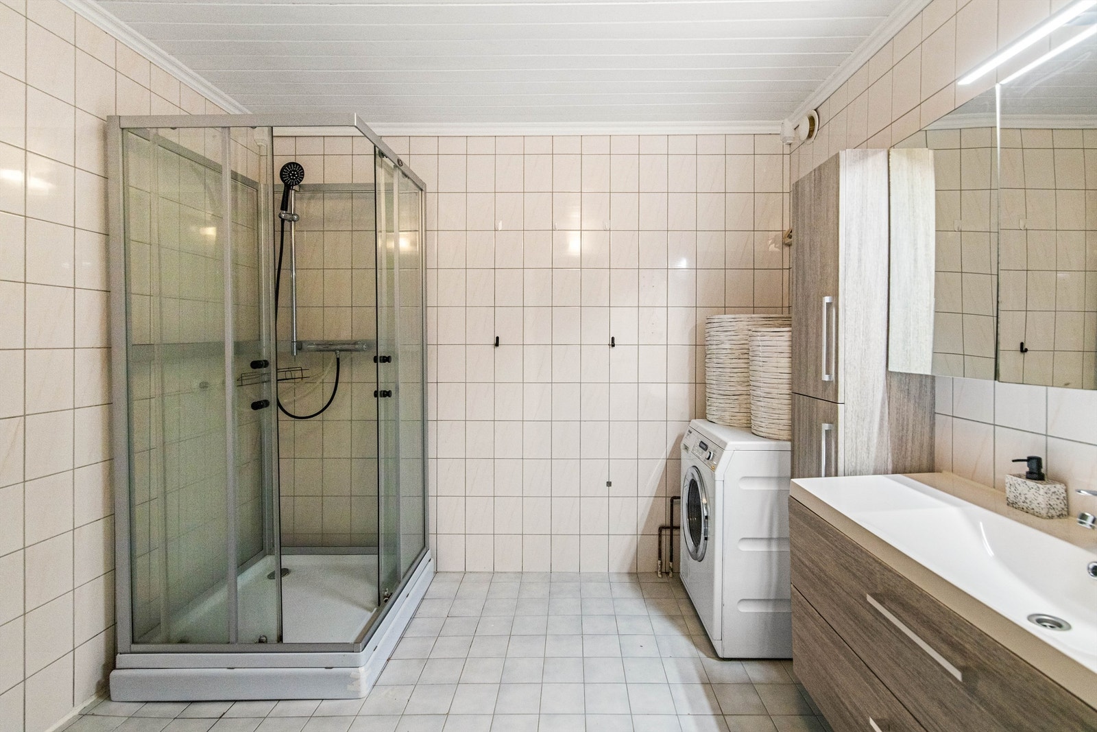 Det er montert dusjkabinett, gulvstående toalett og nyere vegghengt servantinnredning i moderne stil (montert i 2019). Galleribilde