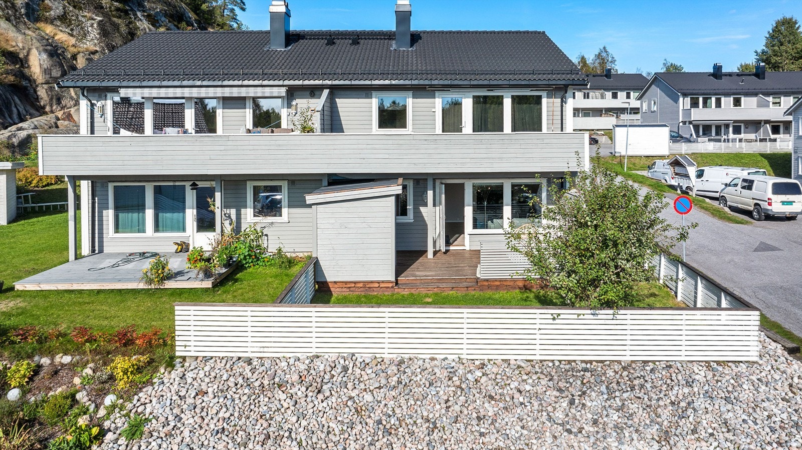 Sameiet har foretatt flere oppgraderinger siden byggeåret, med oppgradering av fasade og tak i 2019, samt nye 3-lags vinduer, balkongdør og inngangsdør fra 2017/2019. Galleribilde