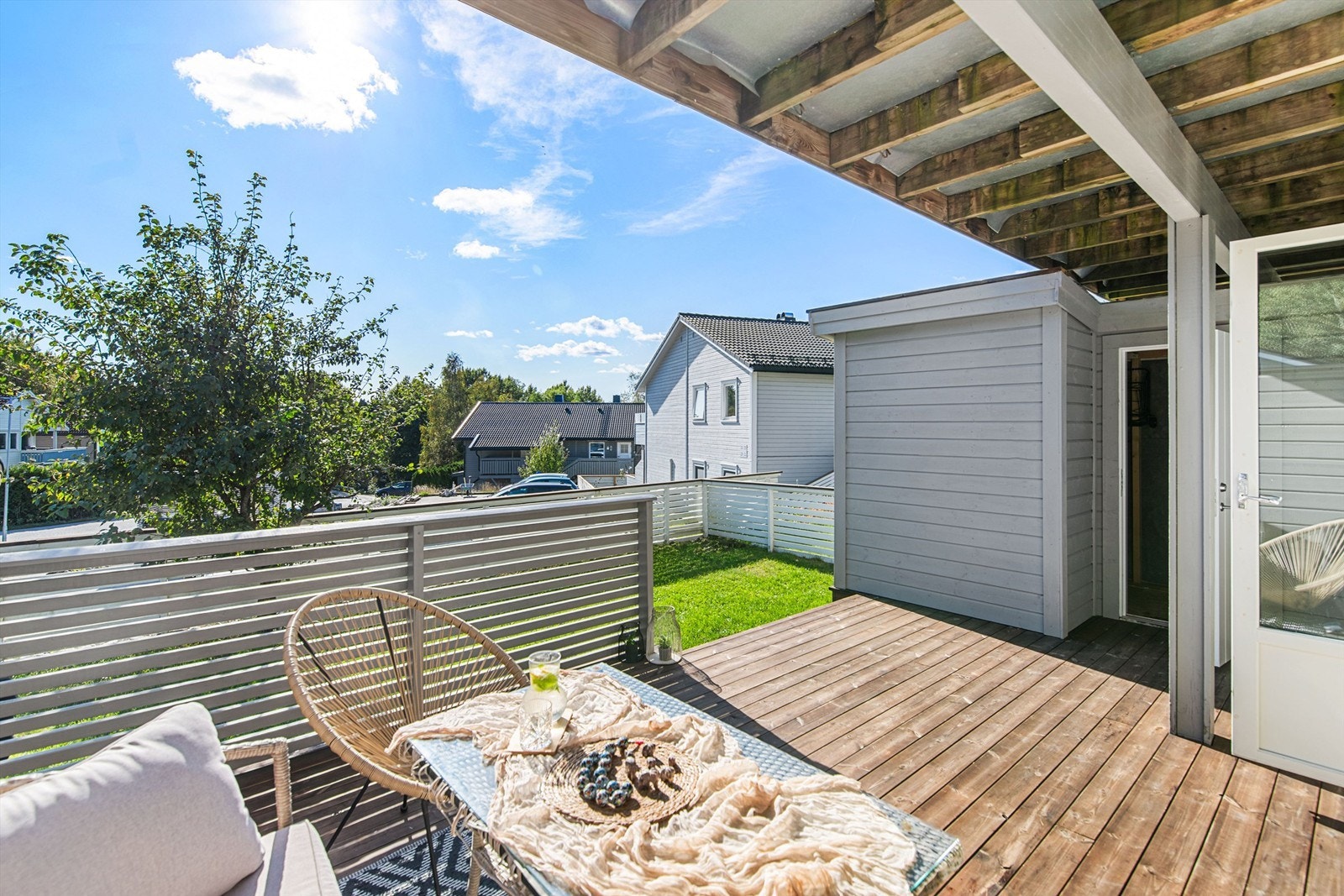 Det ble lagt nytt terrassedekke i 2023. Galleribilde