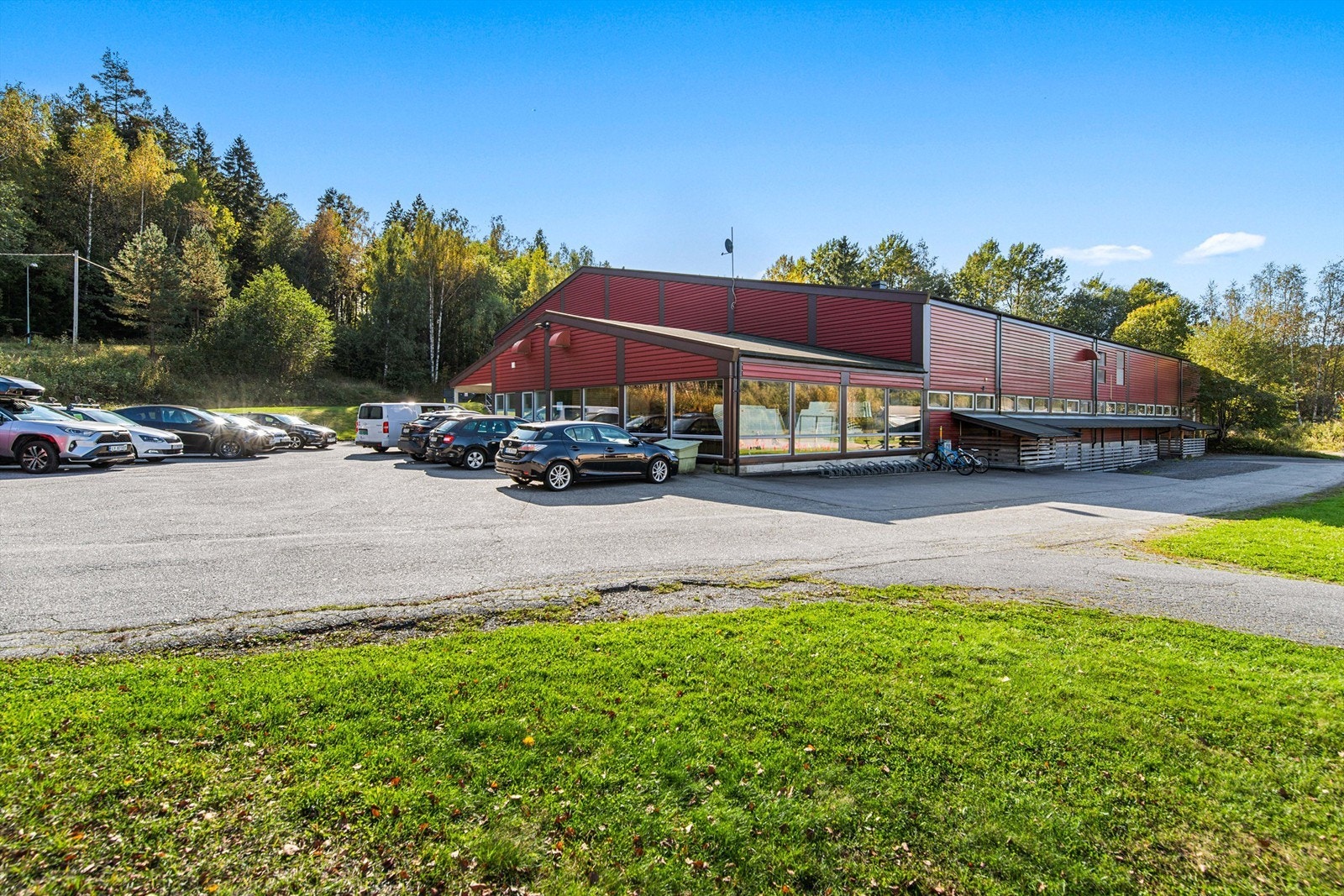 Bommestadhallen ligger som nærmeste nabo til barneskolen og er i flittig bruk, med et godt utvalg av aktiviteter. Galleribilde