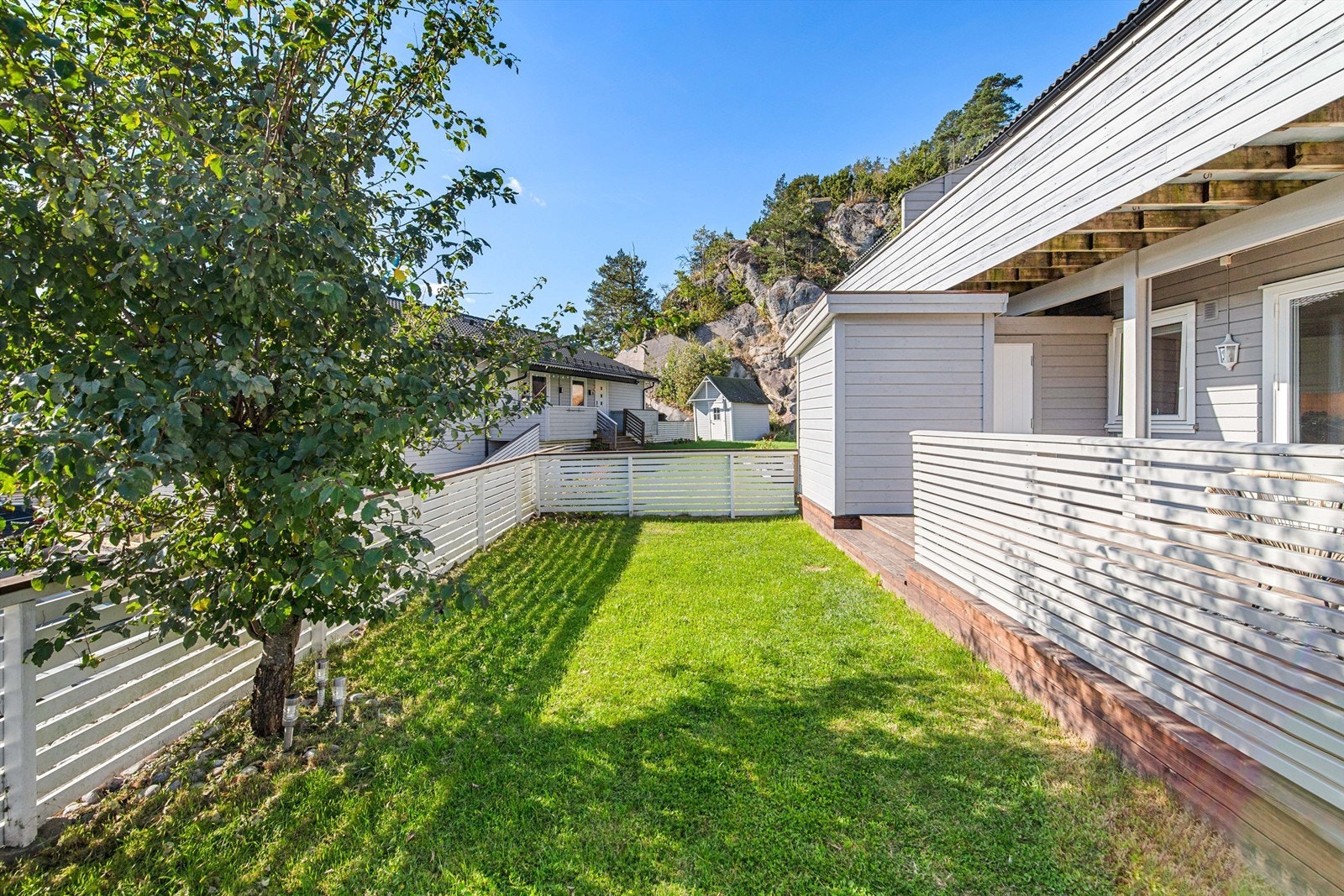 Hagen er godt skjermet og inngjerdet - ypperlig for lek og moro for både store og små. Galleribilde