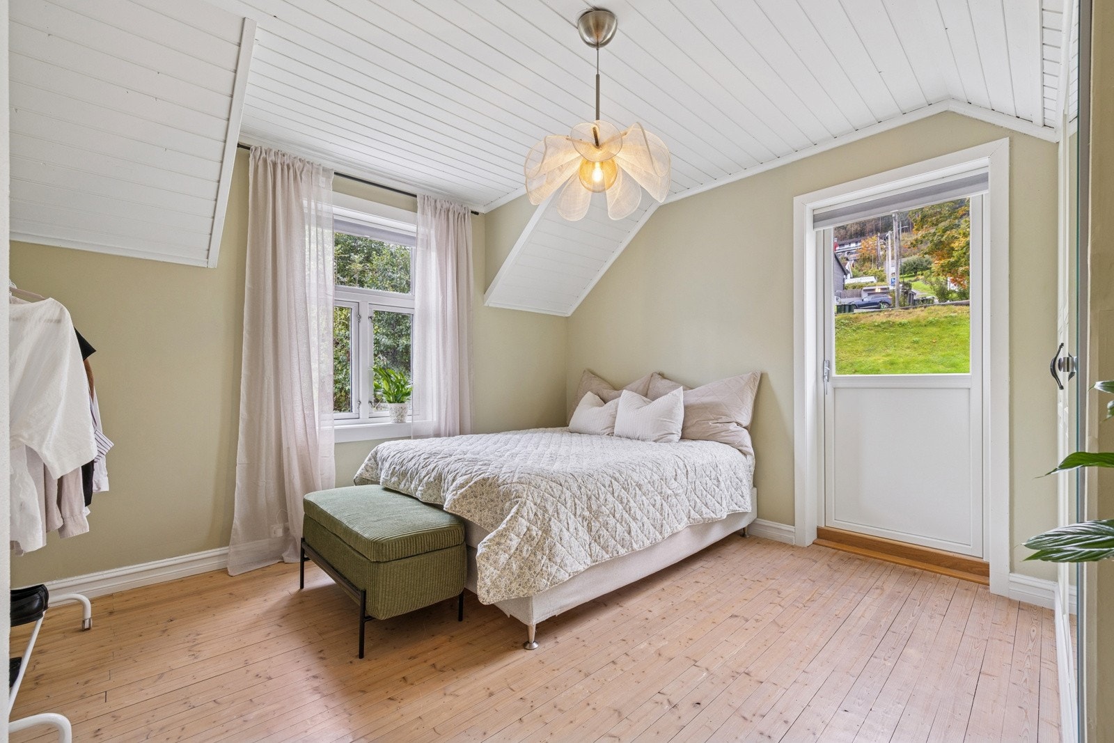 Soverommet er av god størrelse, med plass til dobbeltseng og oppbevaringsløsninger. Galleribilde