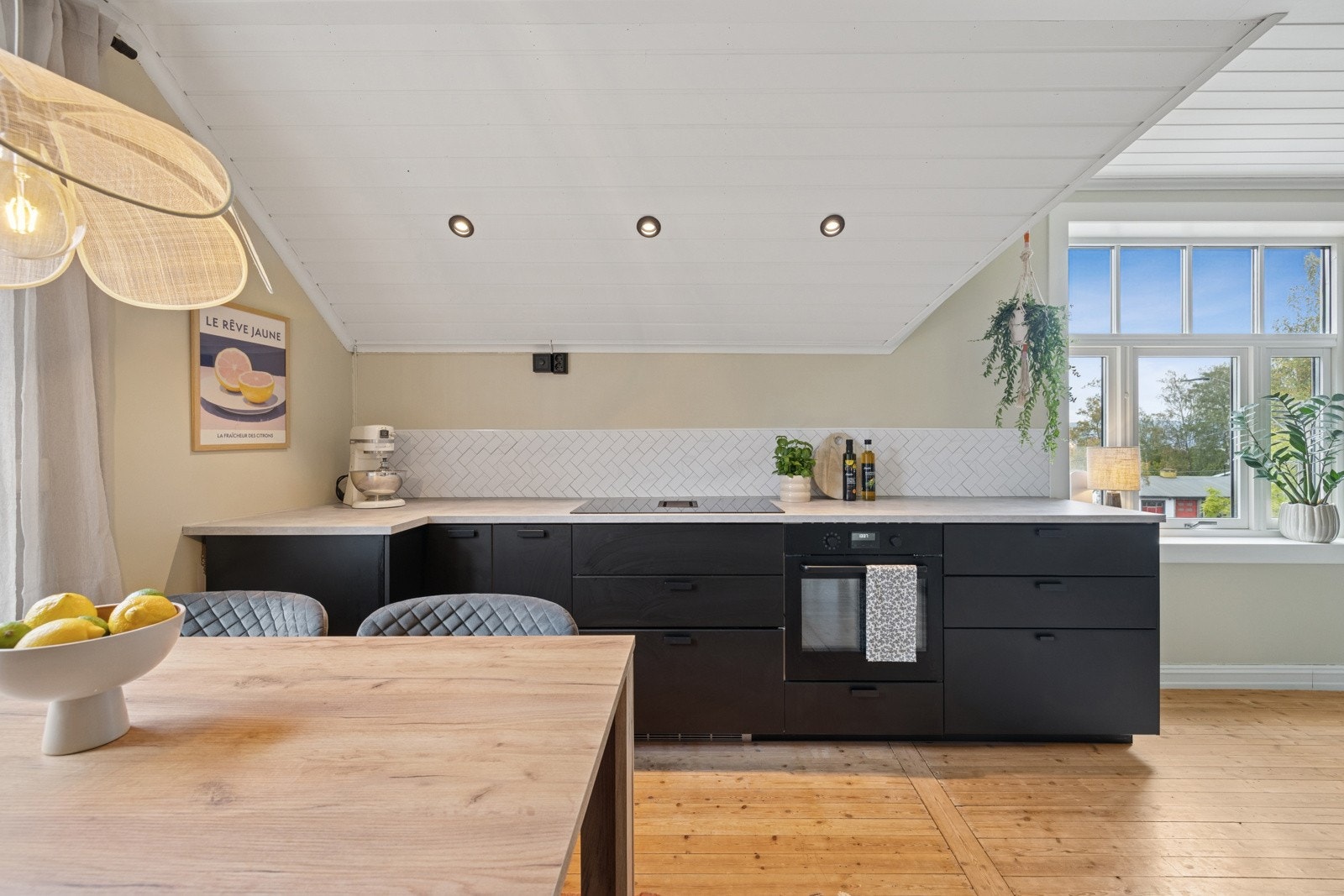 Moderne og stilrent kjøkken med god benkeplass og fine løsninger. Galleribilde