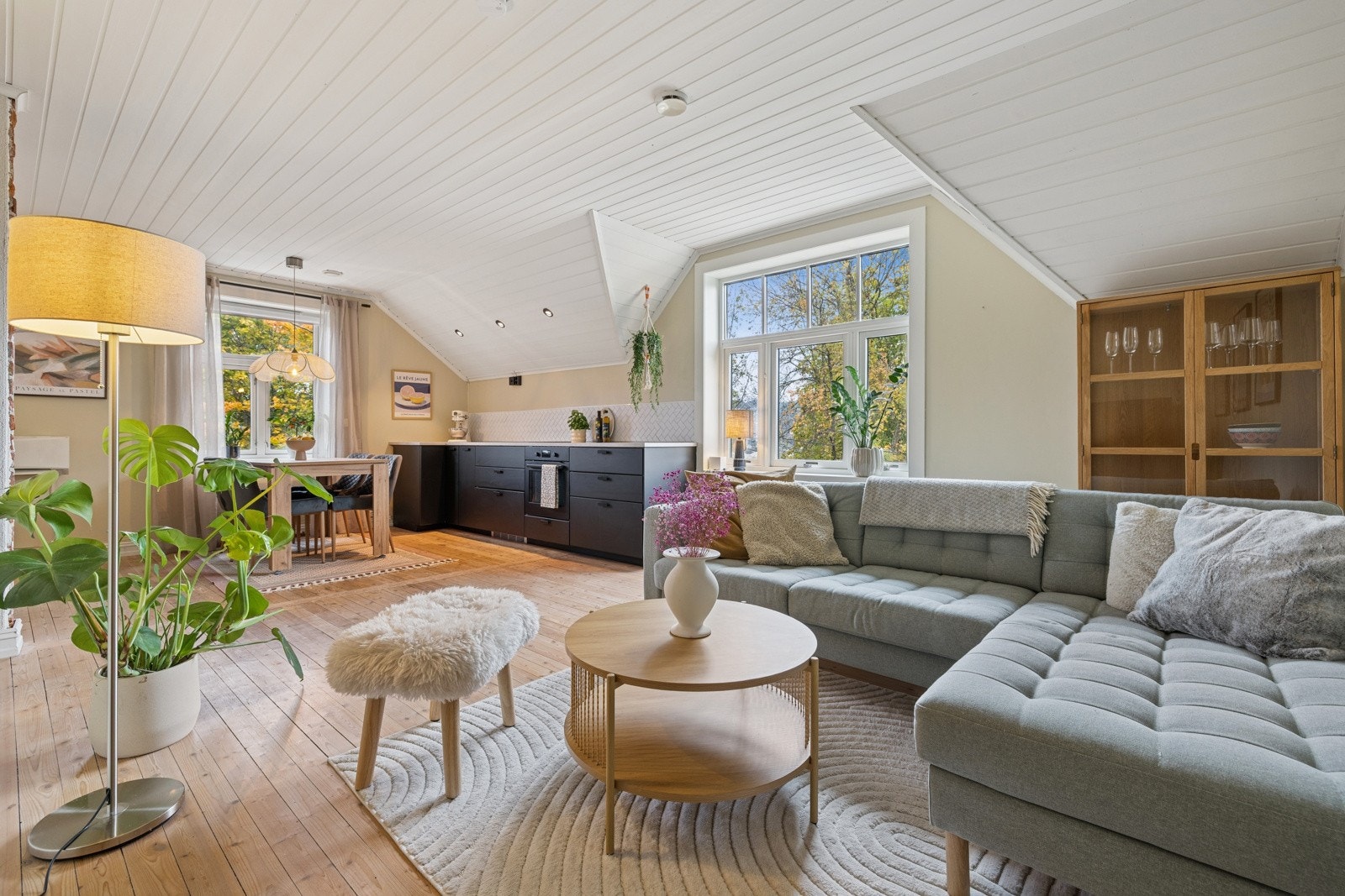 Stuen er av god størrelse med åpen kjøkkenløsning, store vindusflater, samt plass til både sofakrok og spiseplass. Galleribilde