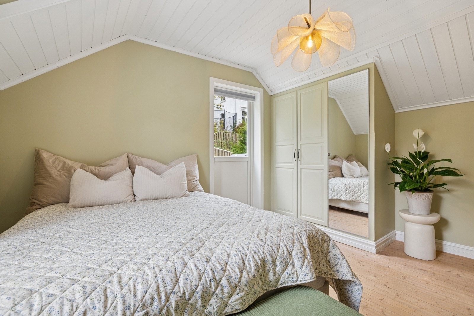 Fra soverommet har man direkte utgang til en terrasse. Galleribilde