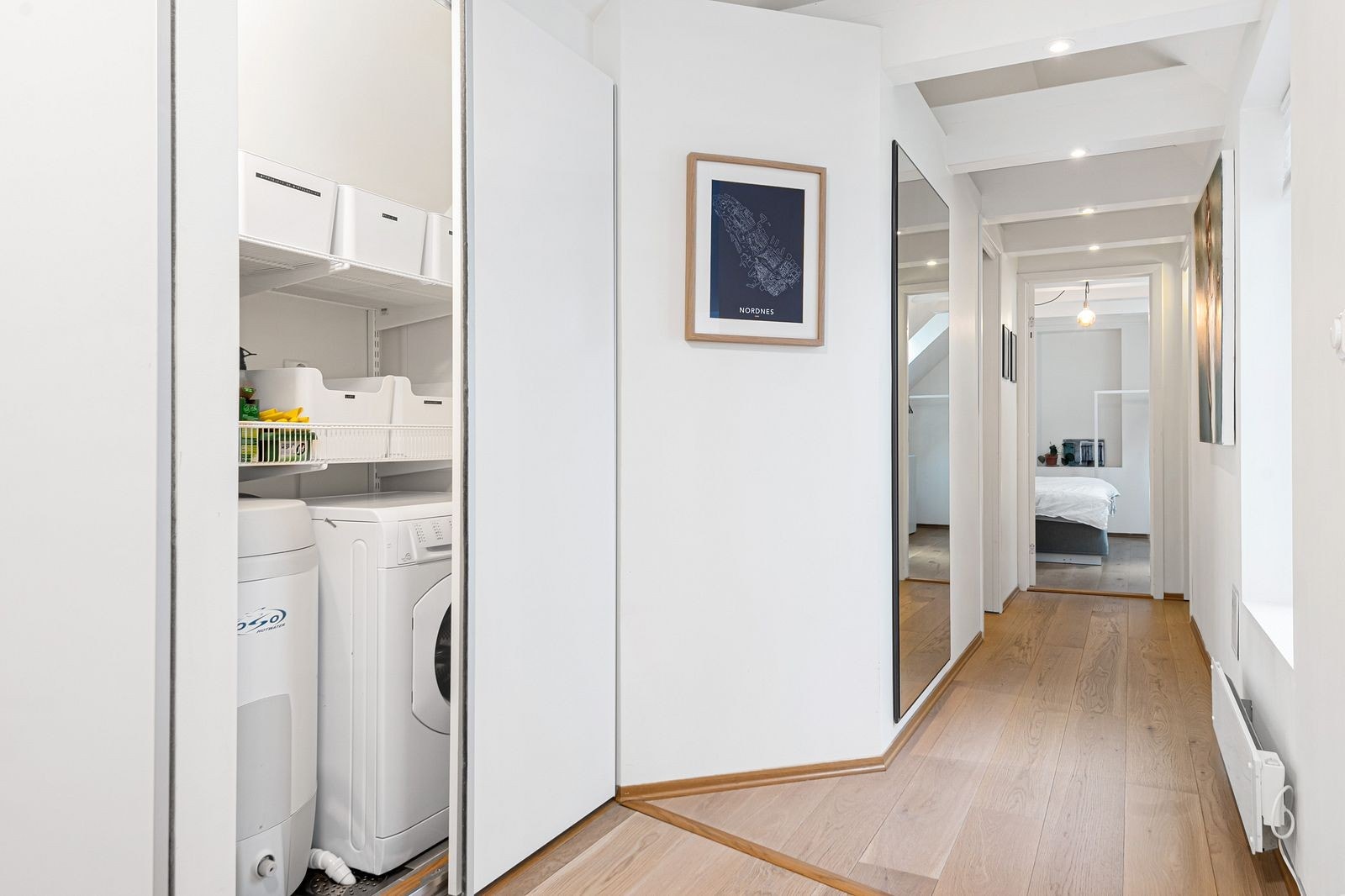 Gang med smarte oppbevaringsmuligheter, Vaskemaskin bak skyvedør Galleribilde