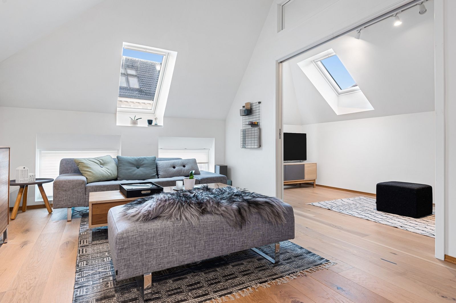 Stue med skyvedører inn til soverom 2, som idag brukes som tv stue/gjesterom. Galleribilde