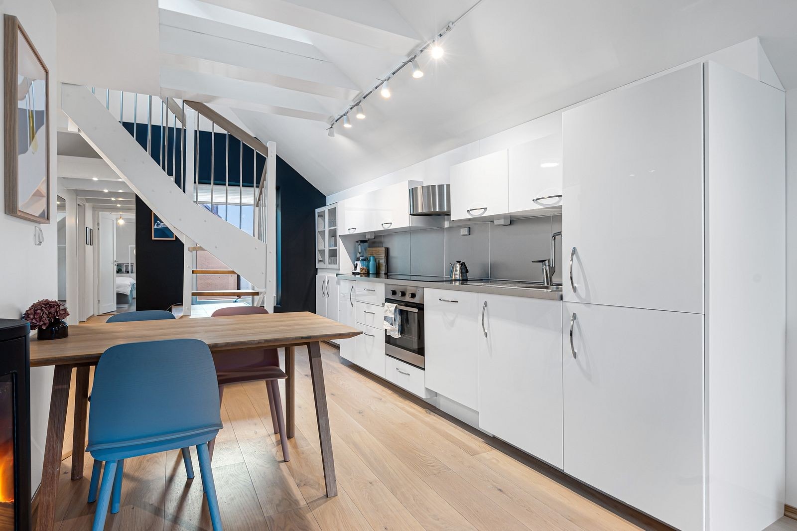 Kjøkken med spiseplass. Trapp opp til takterrasse Galleribilde