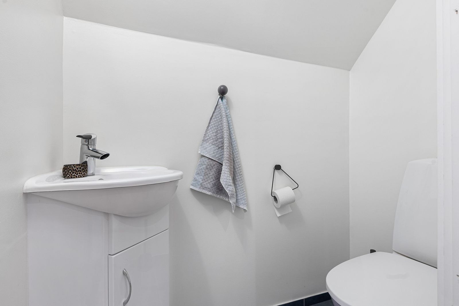 WC, bad med dusj er rett over gangen Galleribilde