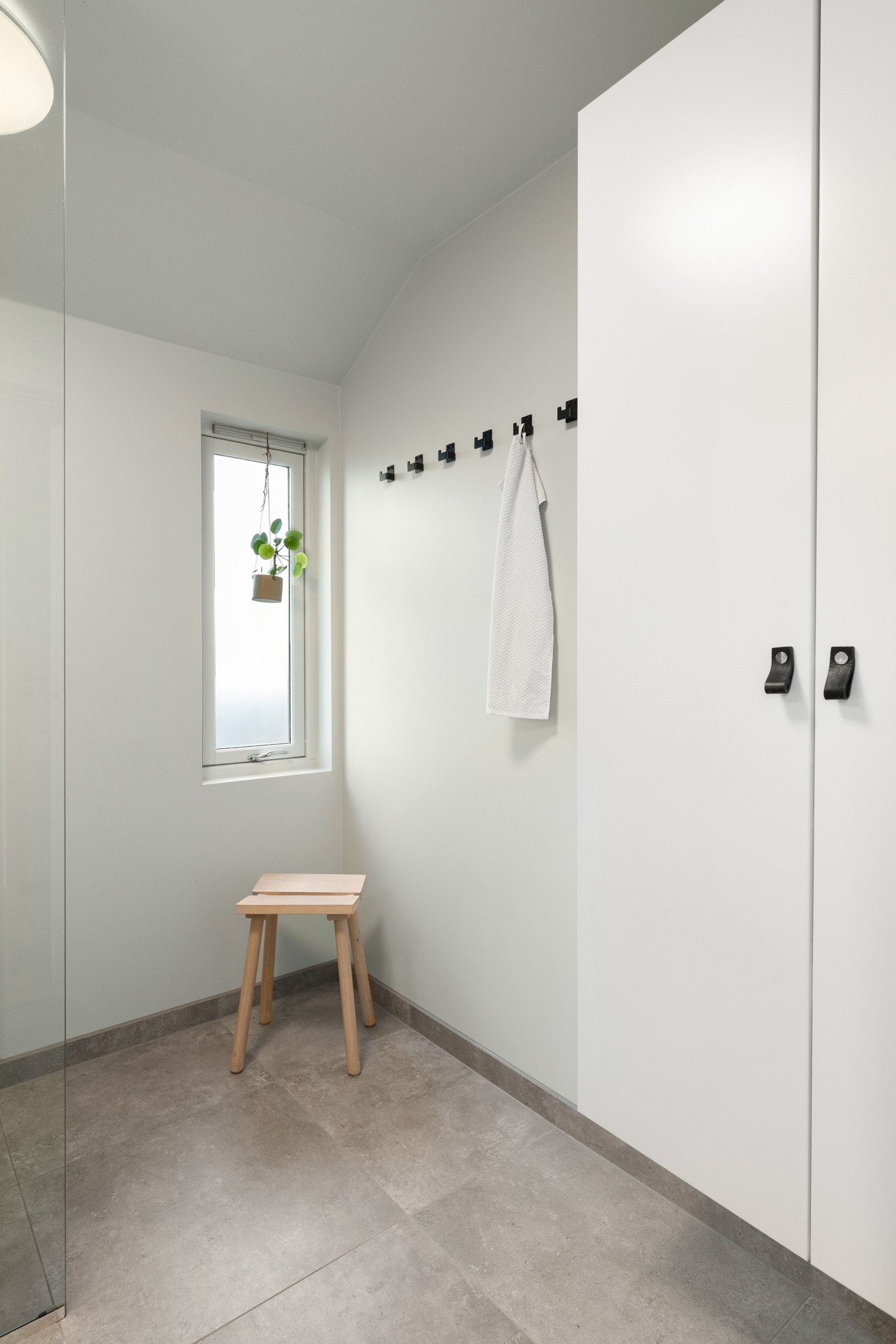 Rommet har et rent og behagelig uttrykk som passer godt inn i boligens øvrige stil. Galleribilde