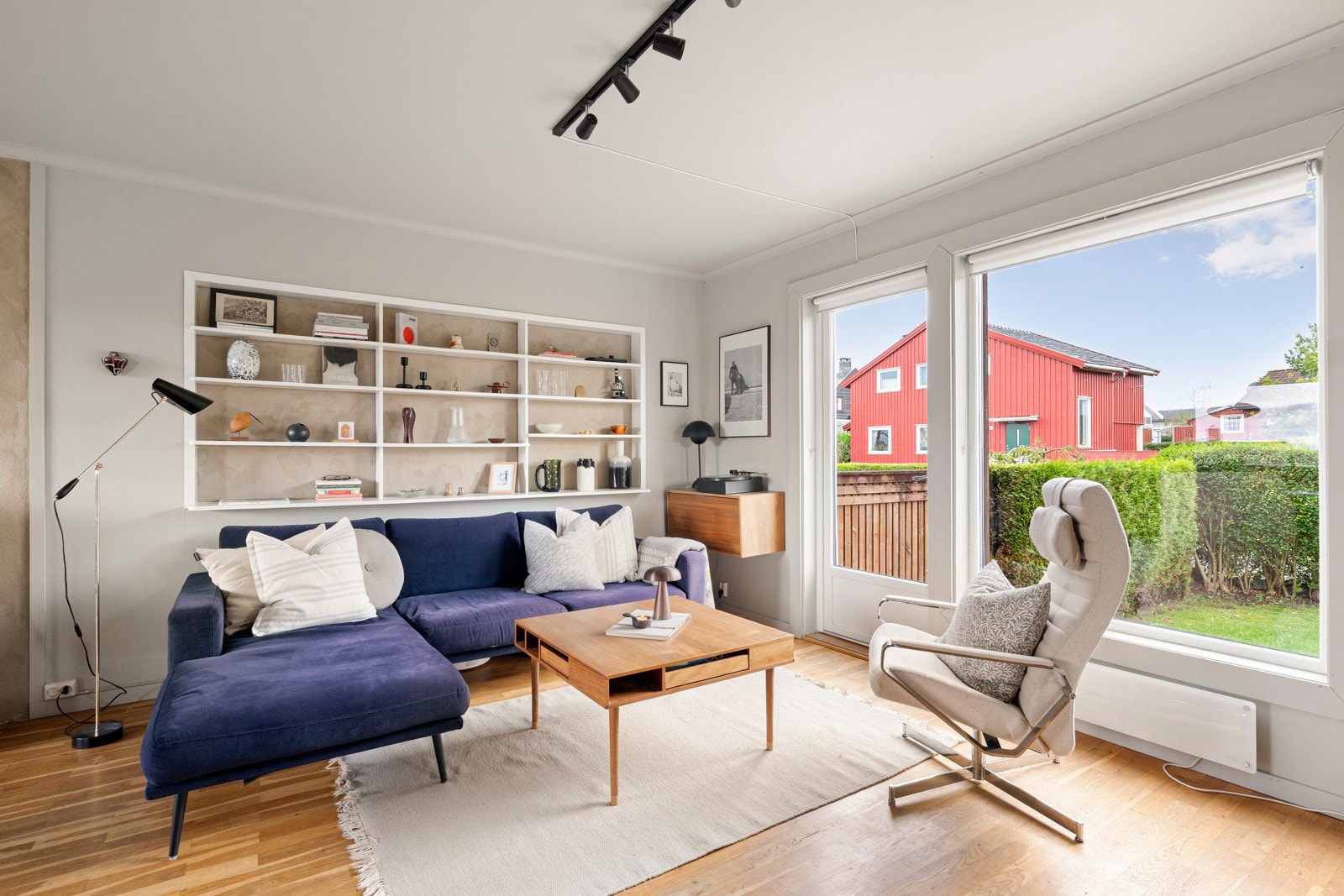 Stuen er et svært innbydende oppholdsrom med store vinduer som gir rikelig med dagslys og hyggelig utsyn mot nærområdet. Galleribilde