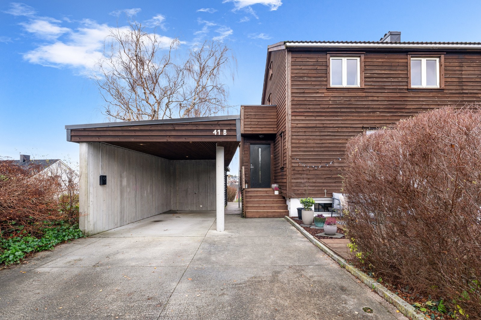 Carporten er fra 2015 med tilhørende bod. Her er det rom for både bilparkering og lagring av sykler, barnevogn, sportsutstyr og hageartikler. I tillegg er det plass til bil i innkjørselen. Det er montert elbillader i 2024. Galleribilde