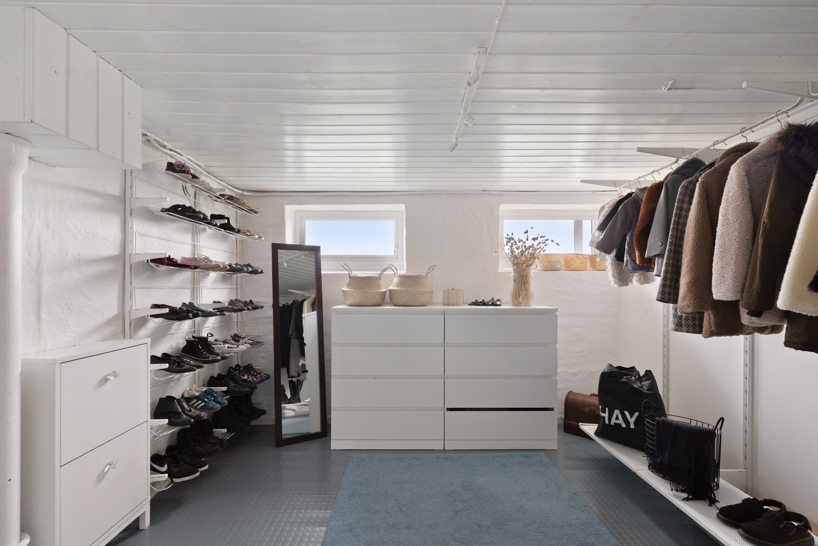 I denne etasjen ligger også boligens praktiske bi inngang. Dette er familiens naturlige hverdagsinngang, og løsningen gir en svært effektiv overgang mellom ute og inne. Galleribilde