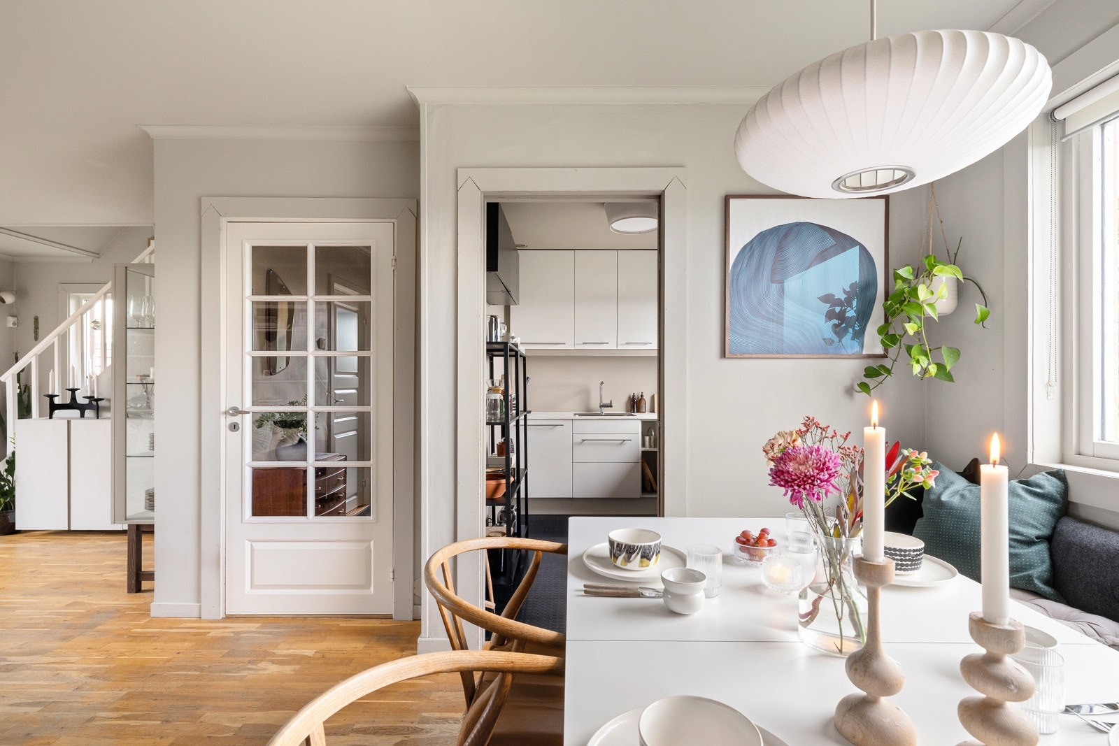 Kjøkkenet ligger i tilknytning til stuen og har en tidløs og funksjonell utforming. Galleribilde