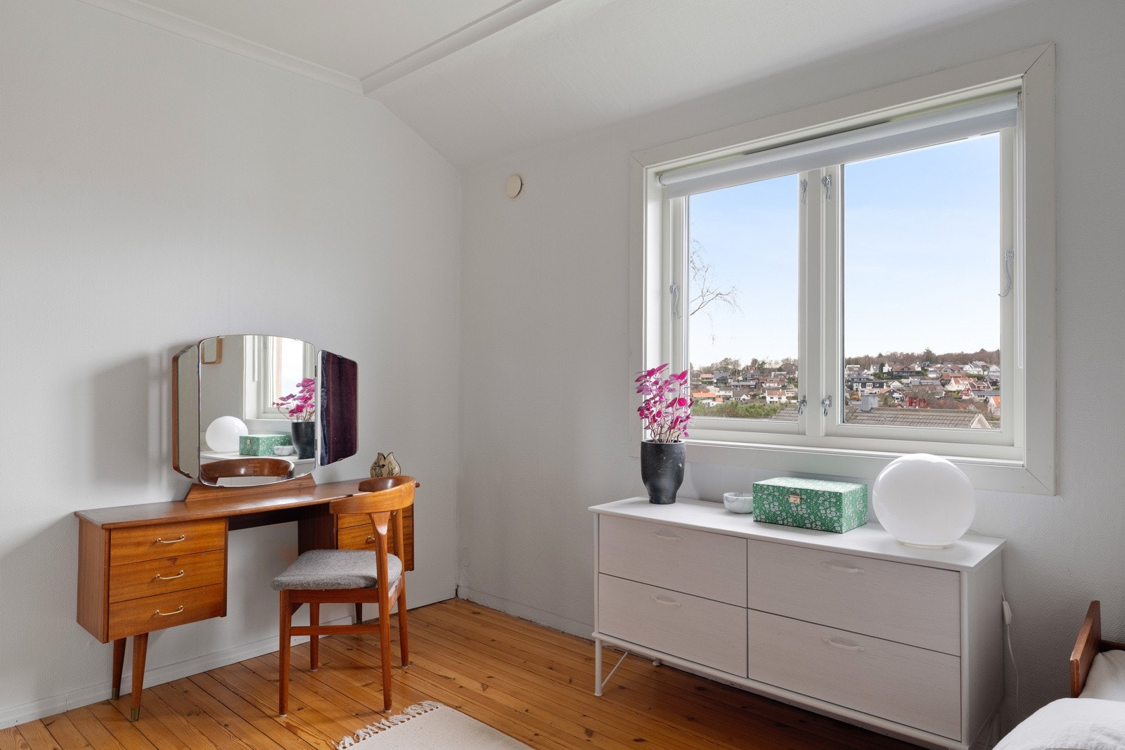 Det er originale tregulv og alle rommene er malt i duse farger. Galleribilde