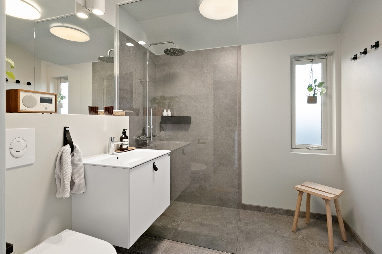 Badet i denne etasjen ble oppgradert i 2019 og har moderne uttrykk med fliser, varmekabler og tidløse innredningsvalg. Galleribilde