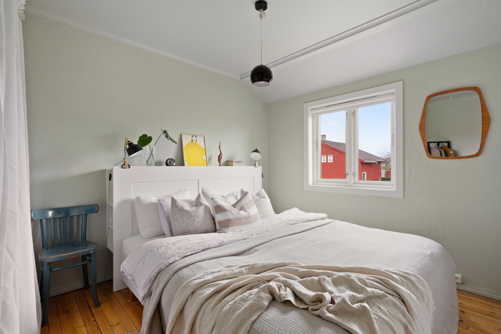 Andre etasje utgjør boligens private sone med gang og tre soverom. Galleribilde