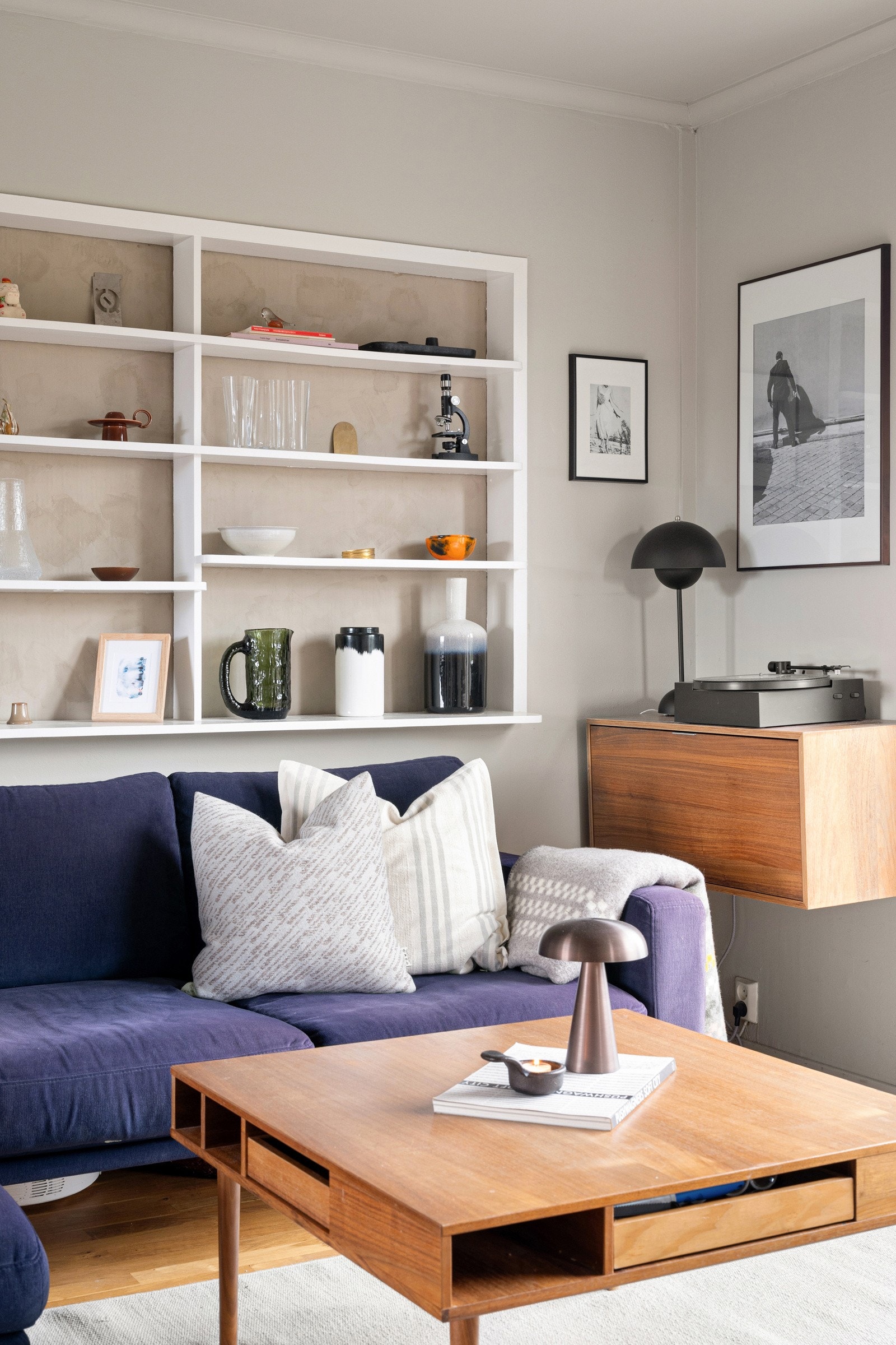 I stuen har man en praktisk innebygd hylle Galleribilde