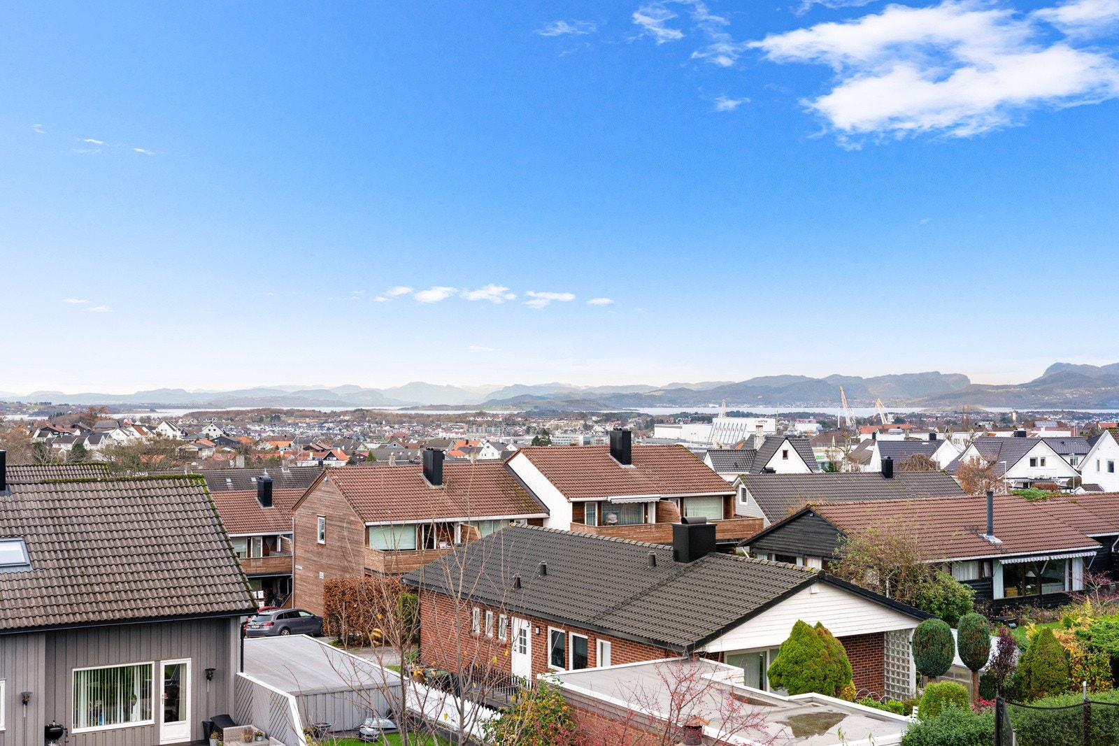 Boligen ligger i en rolig og etablert gate med kort avstand til både skole, barnehage, dagligvare og flotte turområder ved Byhaugen og Stokkavannet. Galleribilde