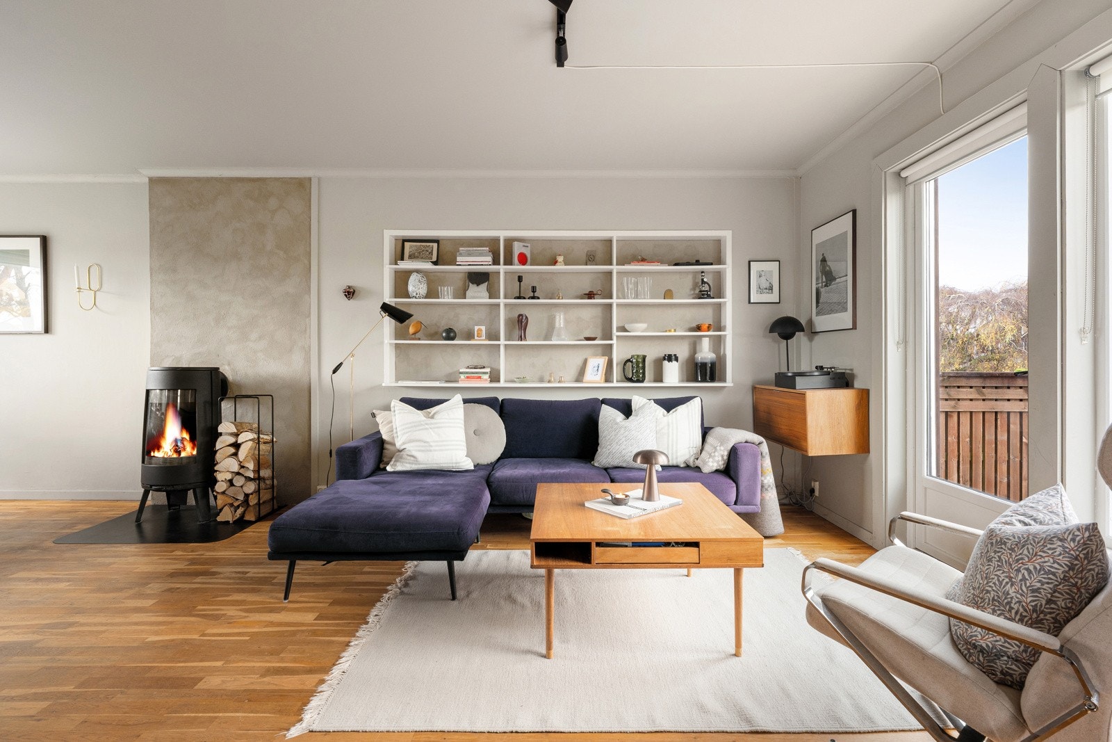 Den åpne og luftige romfølelsen forsterkes av en gjennomlysning som gir en lun, behagelig atmosfære. Galleribilde