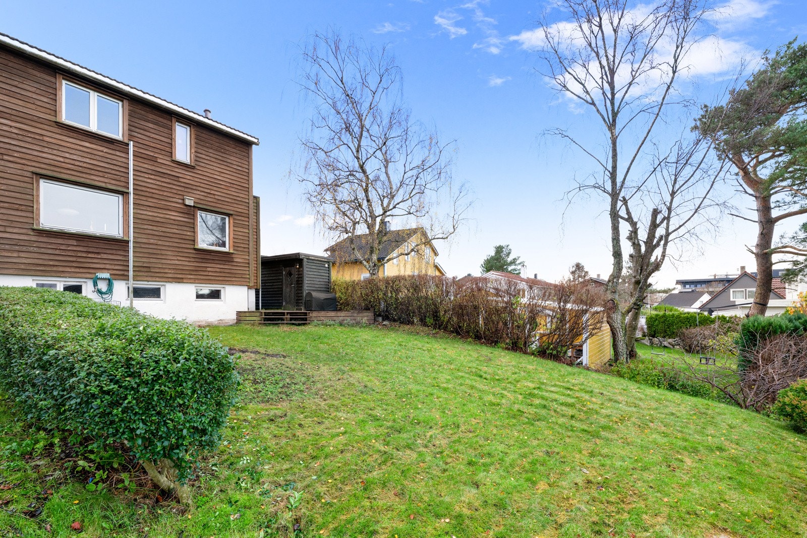 Hagen er veldisponert og svært barnevennlig, med naturlige soner som egner seg til trampoline, lekeapparater eller en liten fotballkamp. Galleribilde