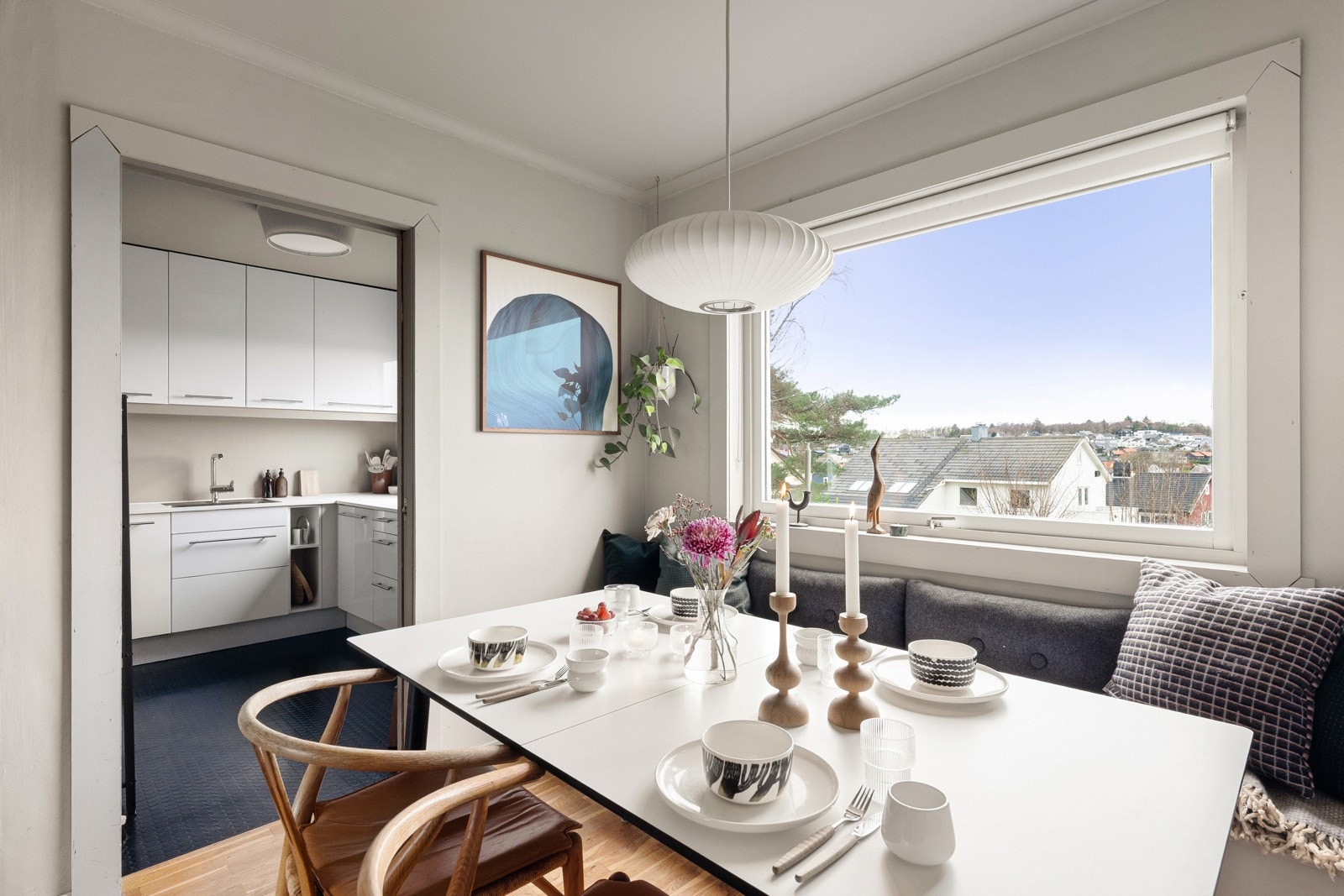 Stuen har en egen spisesone, med en innebygd benk for flere sitteplasser. Galleribilde