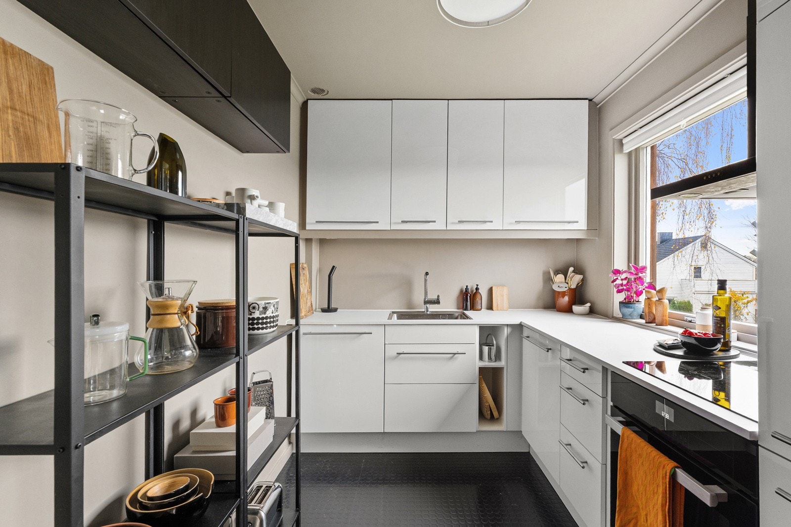 Innredningen ble fornyet i 2012 og ytterligere oppgradert i 2019 med benkeplate, ny vask og ventilator Galleribilde