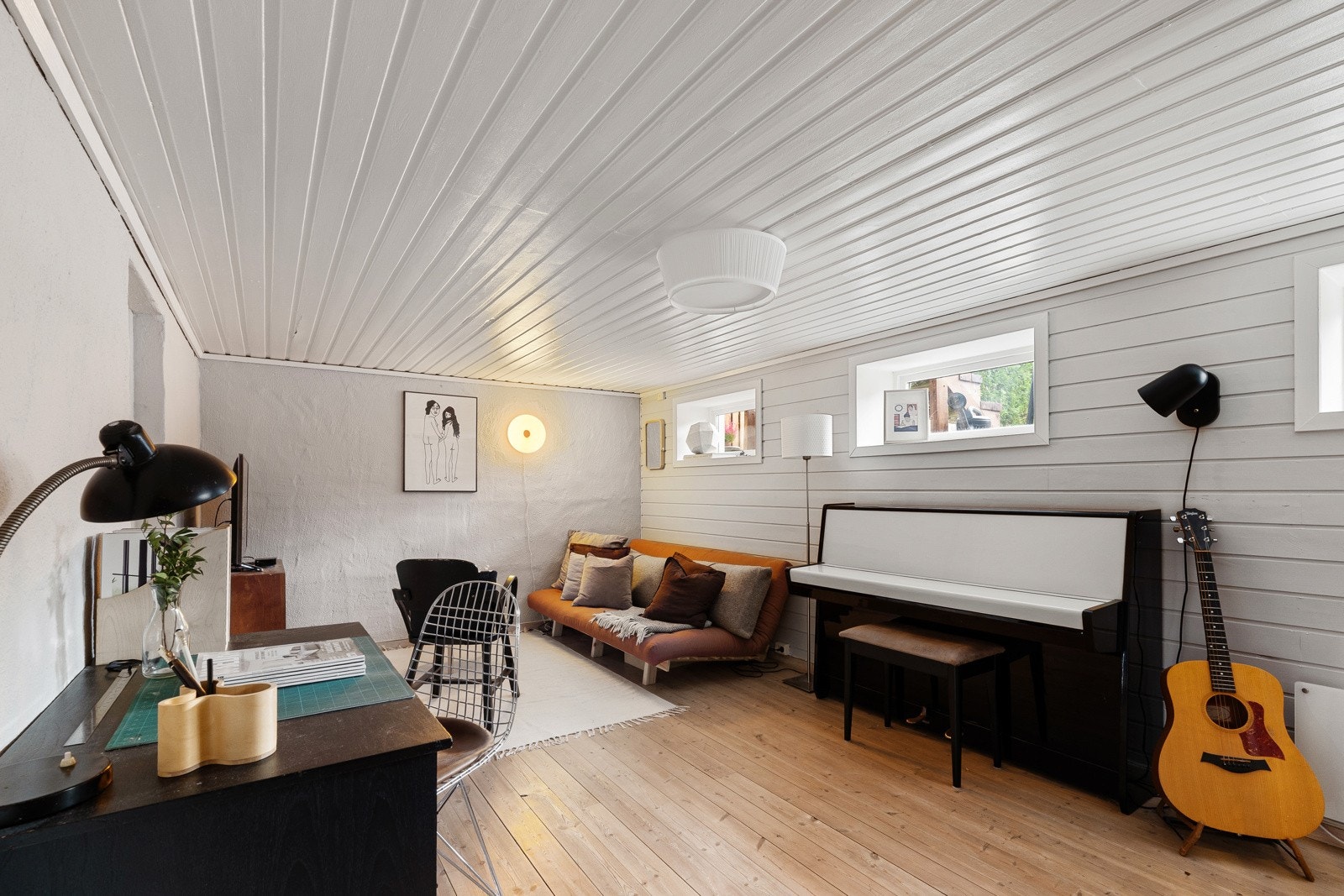 Underetasjen tilfører boligen både funksjonalitet og fleksibilitet og byr på en romløsning som fungerer svært godt i en aktiv familiehverdag. Galleribilde