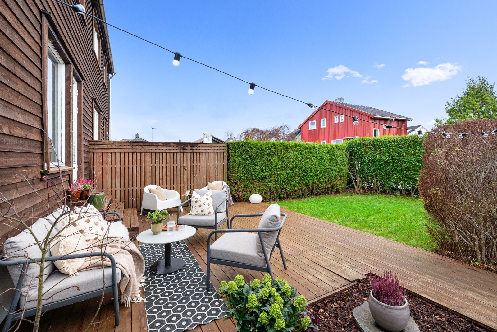 Terrassen på fremsiden er vendt mot sør og har sol fra tidlig formiddag til langt på kveld, spesielt i sommerhalvåret. Galleribilde