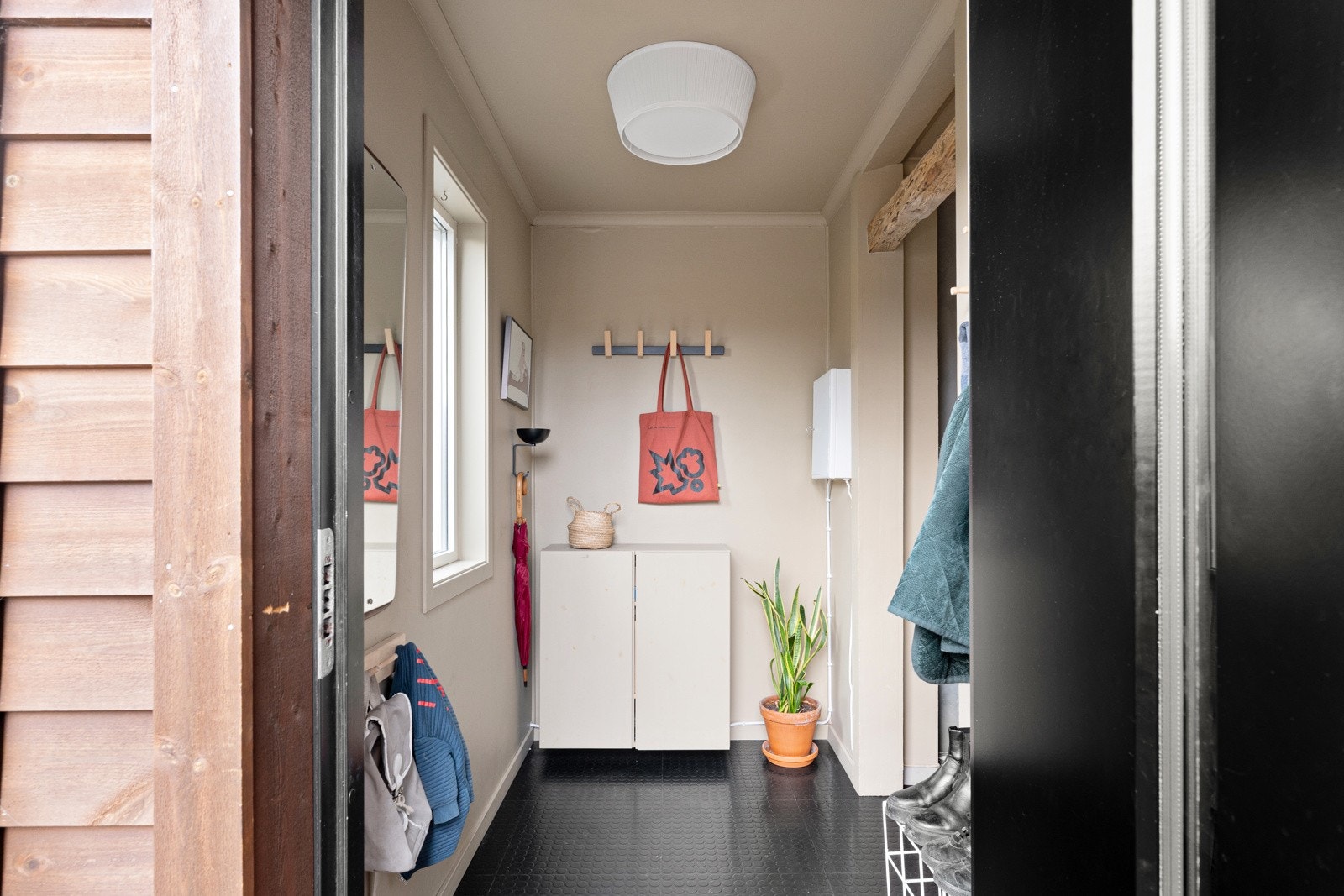 Entréen ligger noen trappetrinn opp fra gårdsrommet og tar deg inn i en lys og imøtekommende del av boligen. Galleribilde