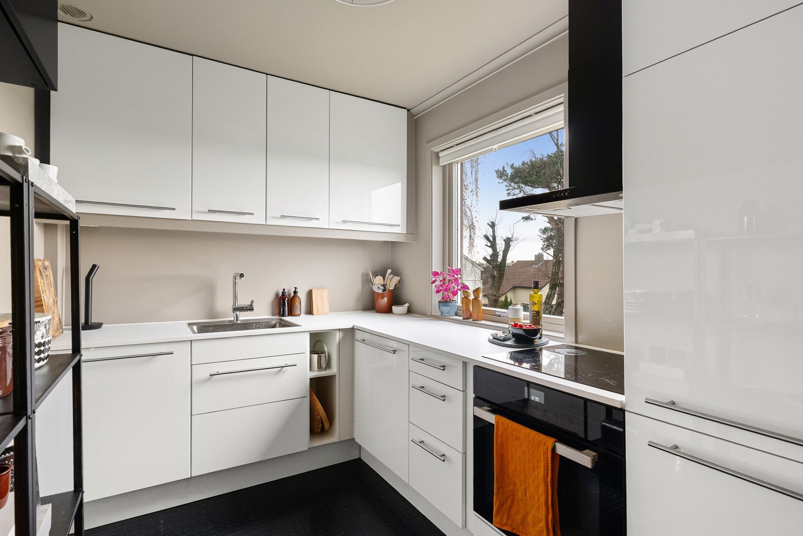 Her er det god arbeidsflate, rikelig med skapplass og integrerte hvitevarer som gjør hverdagen enkel. Galleribilde