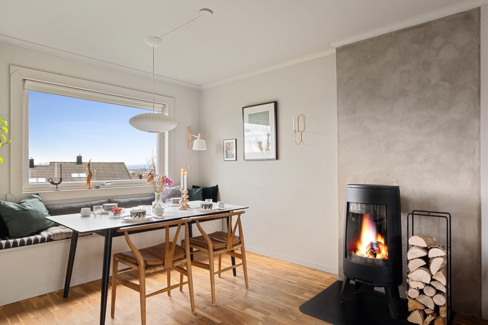 Vedovnen fra 2019 gir både varme og karakter, og fungerer som et naturlig midtpunkt i innredningen. Galleribilde