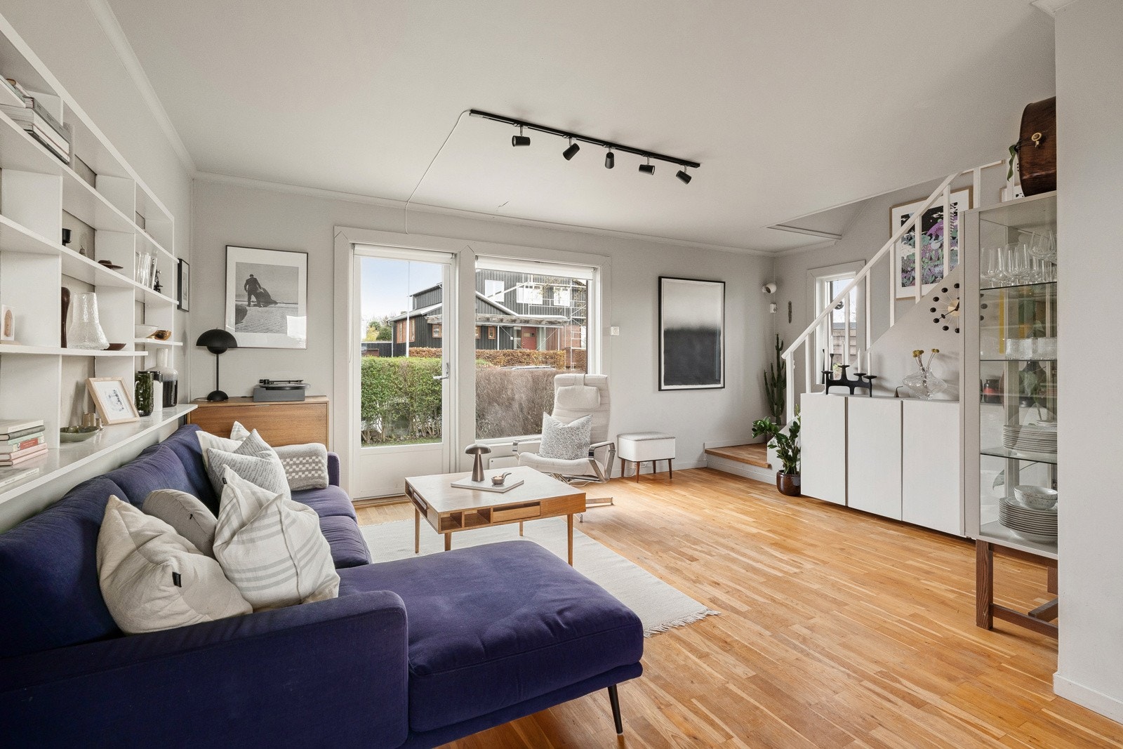 Fra stuen har man direkte utgang til terrassen. Galleribilde