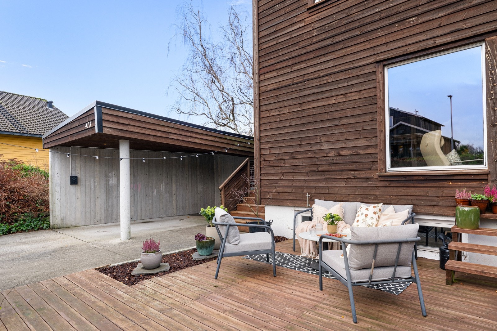 Boligen ligger i en rolig og etablert gate, uteområdene er blant eiendommens største kvaliteter med sol fra morgen til kveld, stor hage på baksiden og en lun terrasse i front som fungerer som en naturlig forlengelse av stuen. Galleribilde