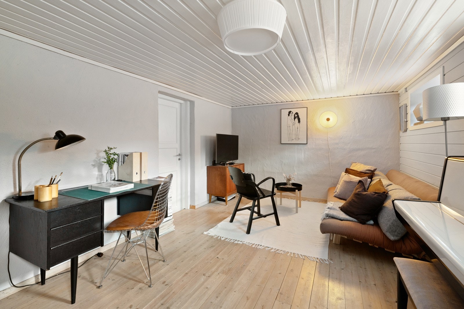 Her finner man en romslig og hyggelig kjellerstue som egner seg godt som ekstra TV stue, lekerom, ungdomssone eller hjemmekontor, avhengig av behov. Galleribilde