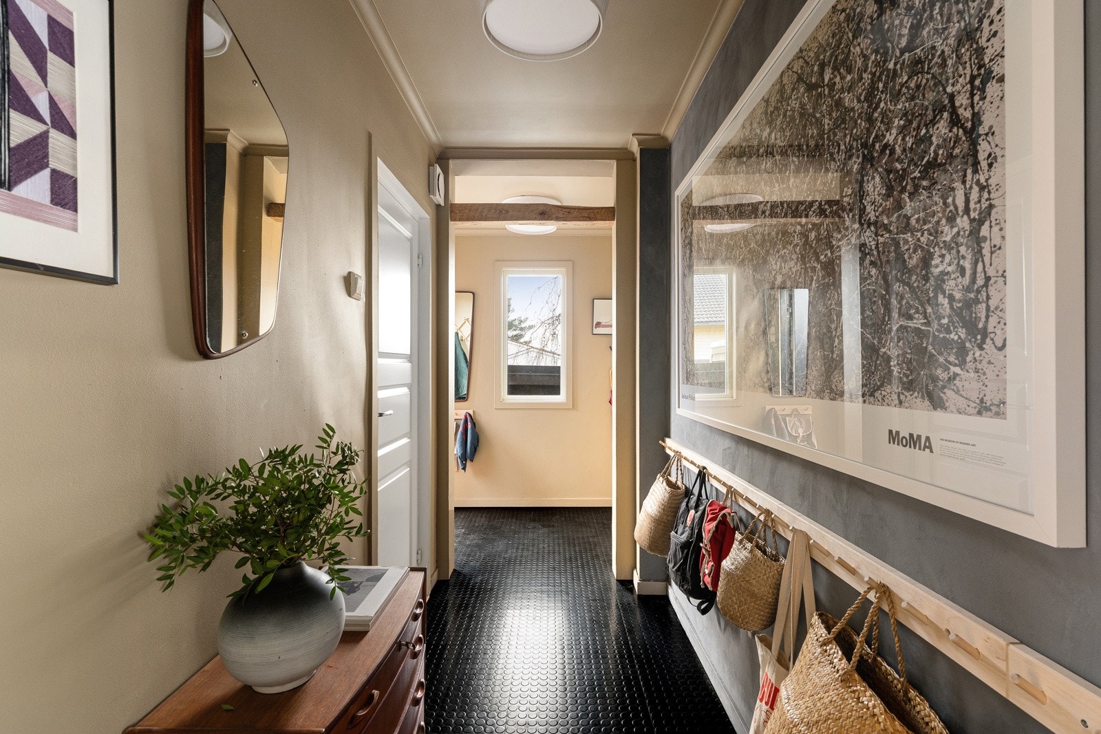 I entreen er det god plass til oppheng av yttertøy, og rommet fungerer som et naturlig knutepunkt mellom etasjene. Galleribilde