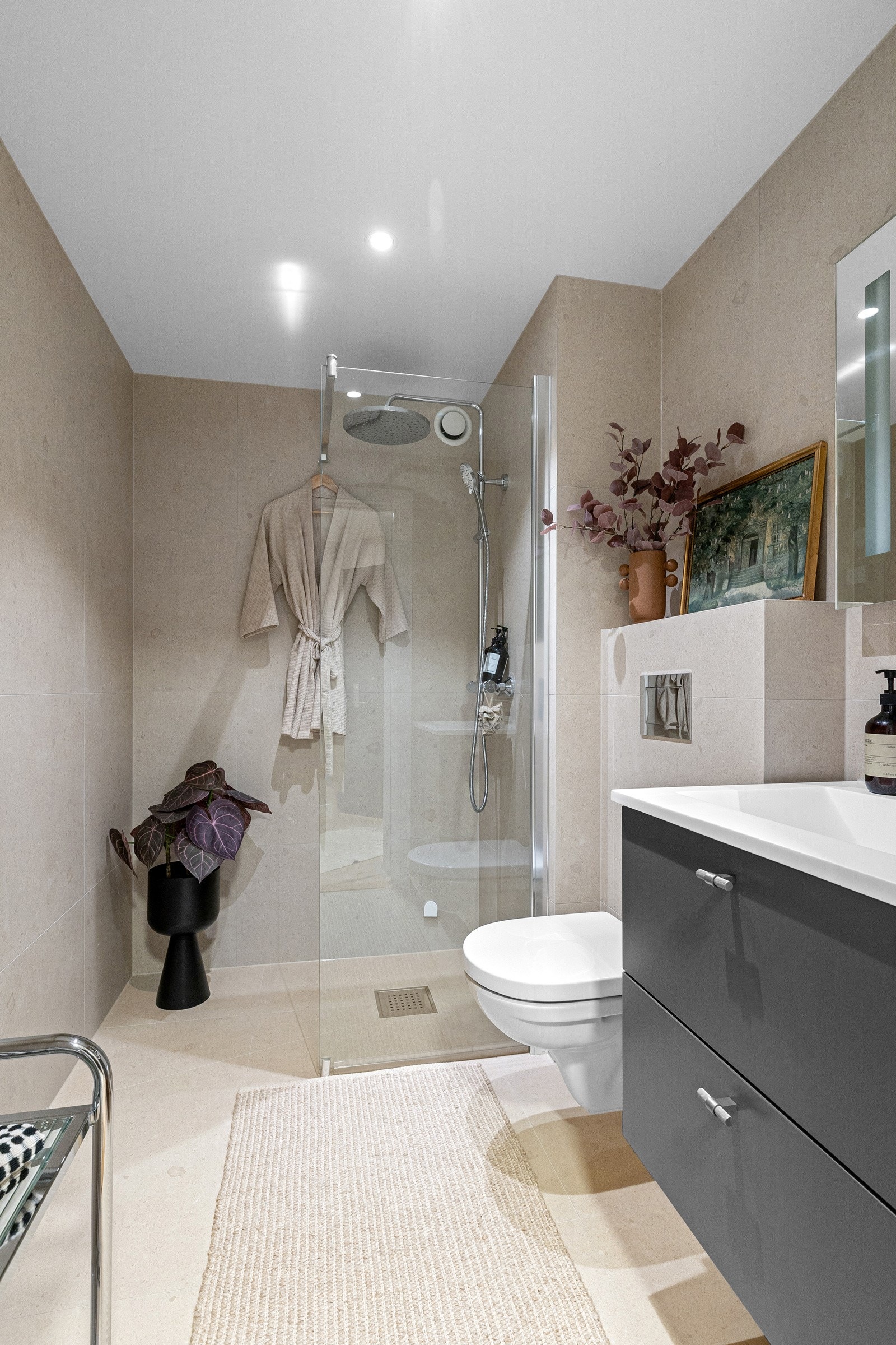 Romslig dusjnisje med både waterfall- og hånddusj. Galleribilde