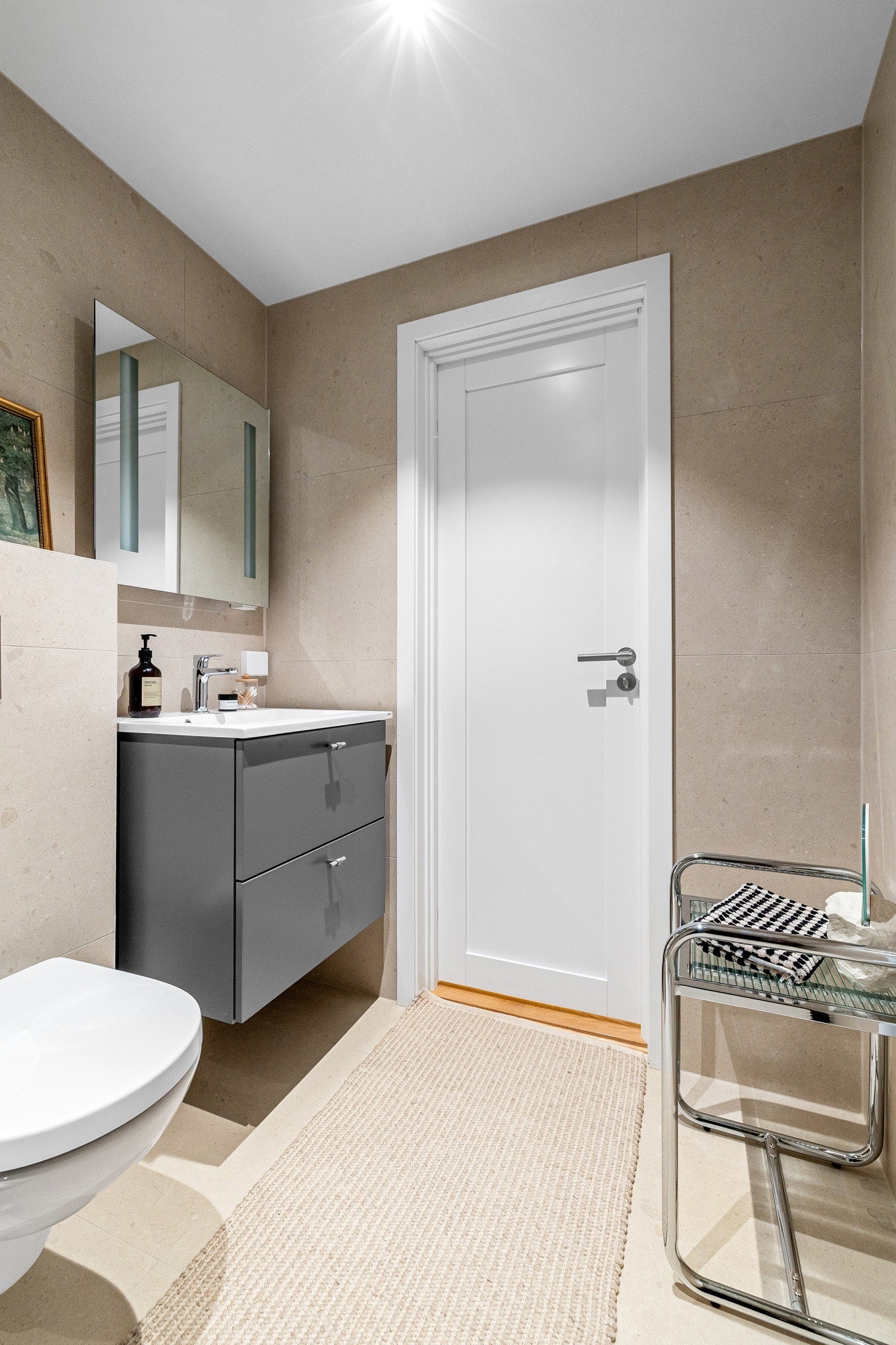 Behagelige varmekabler i gulv og opplegg for vaskemaskin. Galleribilde