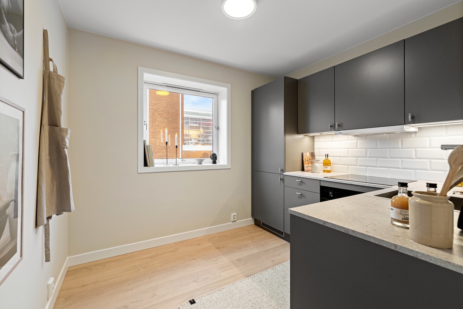 Kjøkkenet ligger i delvis åpen løsning mot stuen, likevel litt tilbaketrukket slik at man får en naturlig soneinndeling. Galleribilde